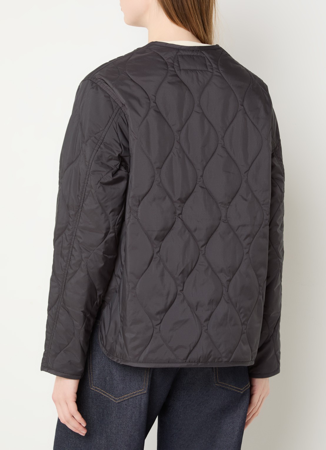 Carhartt WIP Gewatteerd jack met opgestikte zakken en logo - achterkant 3 donkerbruin