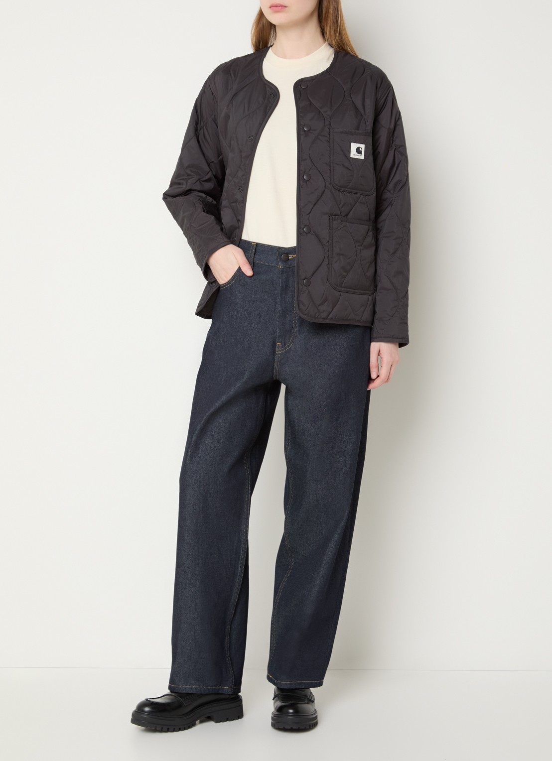 Carhartt WIP Gewatteerd jack met opgestikte zakken en logo - voorkant 2 donkerbruin