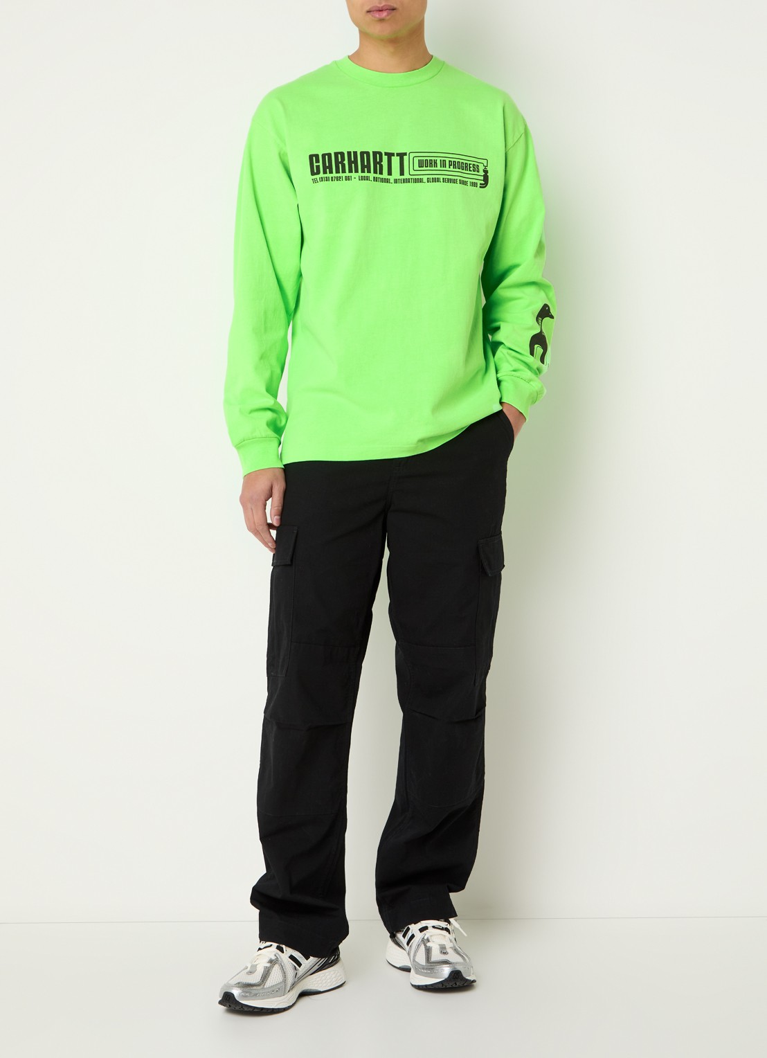 Carhartt WIP Industry T-shirt van  katoen met logo- en backprint  - voorkant 3 felgroen