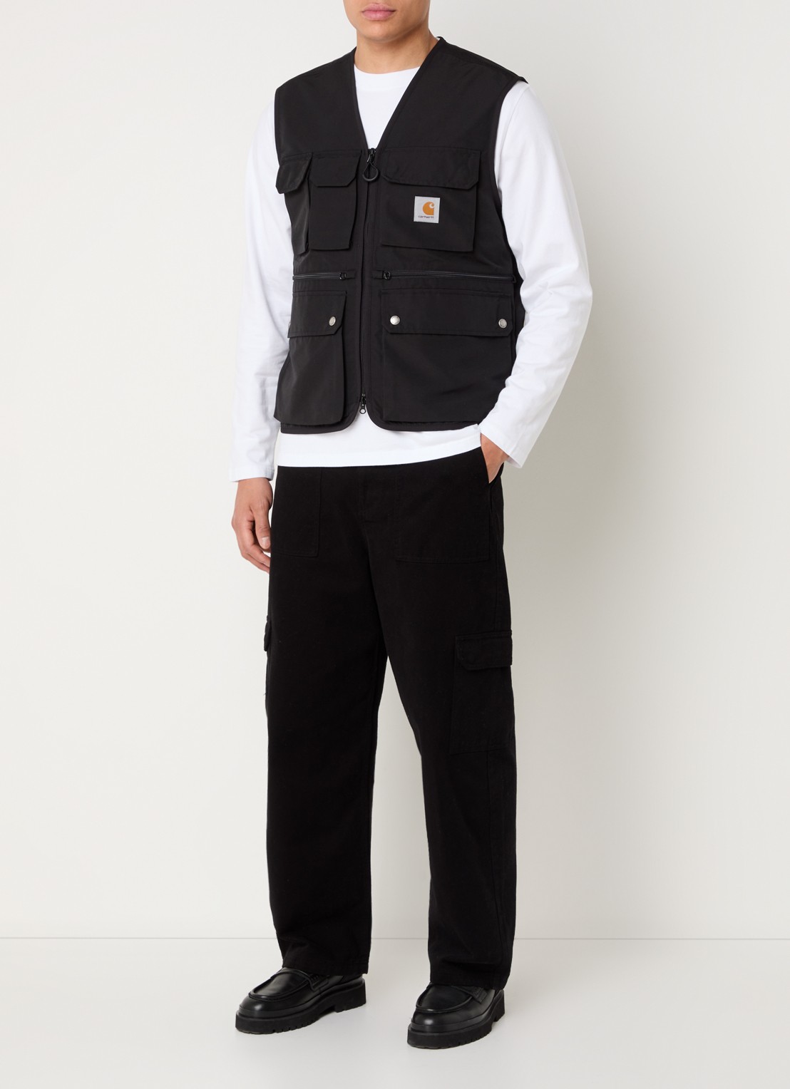 Carhartt WIP Irwin bodywarmer met opgestikte zakken en logo - voorkant 2 zwart