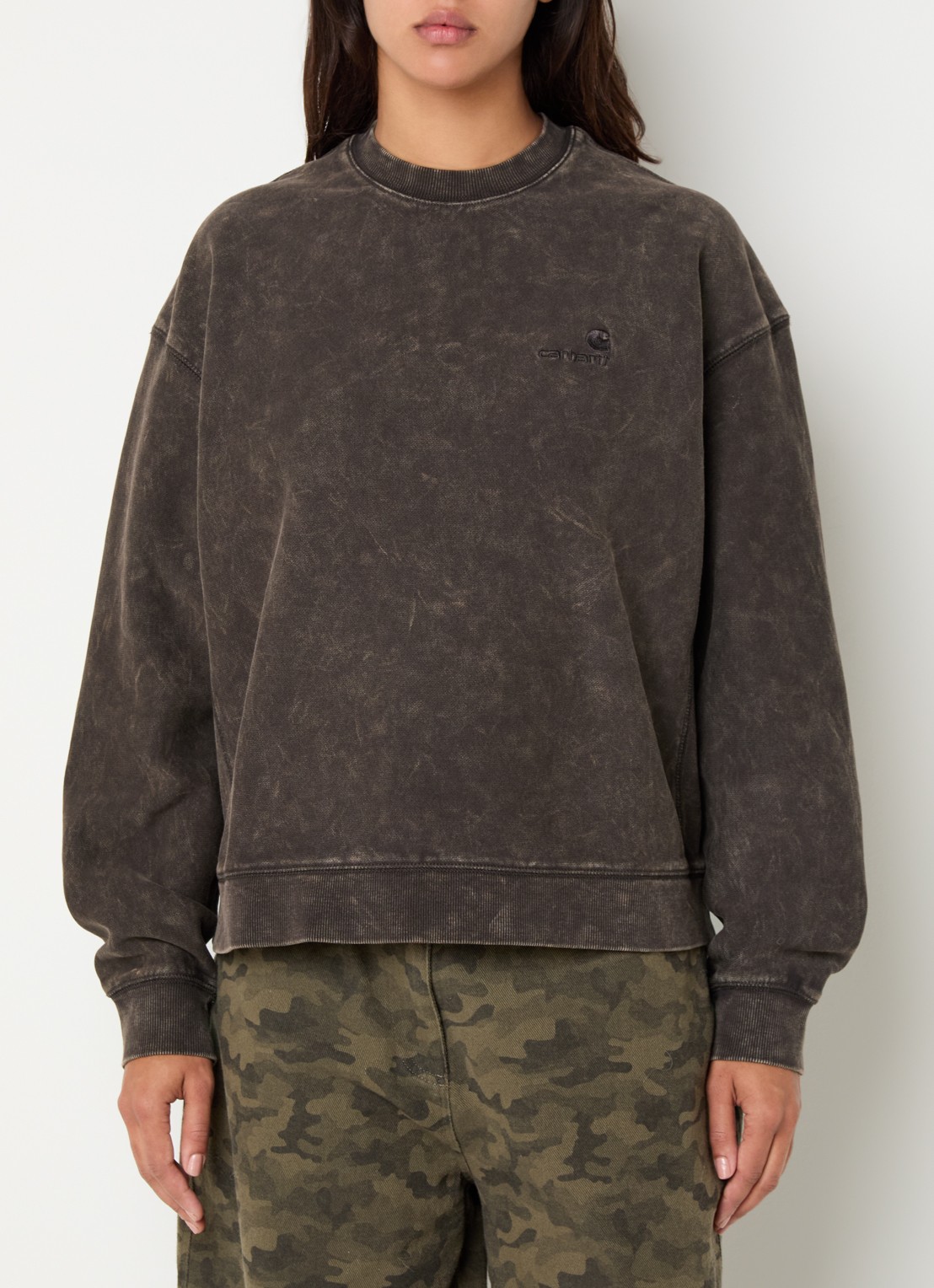 Carhartt WIP Lambert sweater met verwassen effect - detail 2 bruin