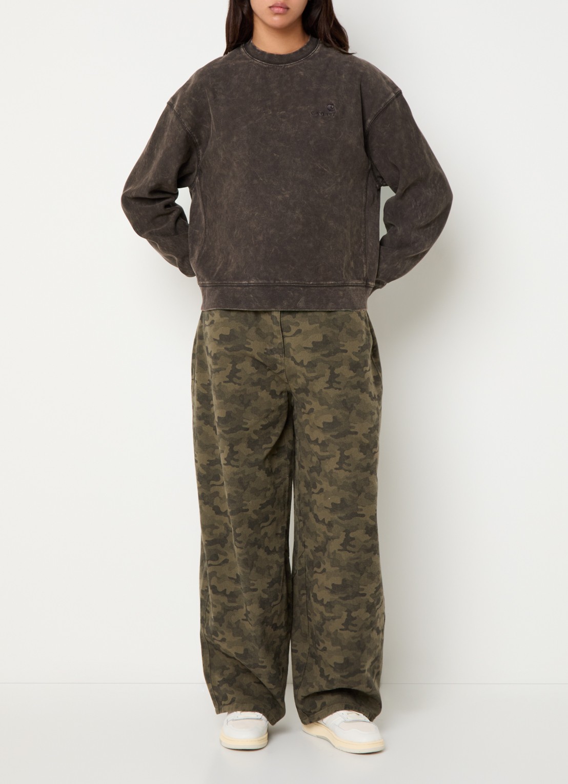 Carhartt WIP Lambert sweater met verwassen effect - voorkant 4 bruin