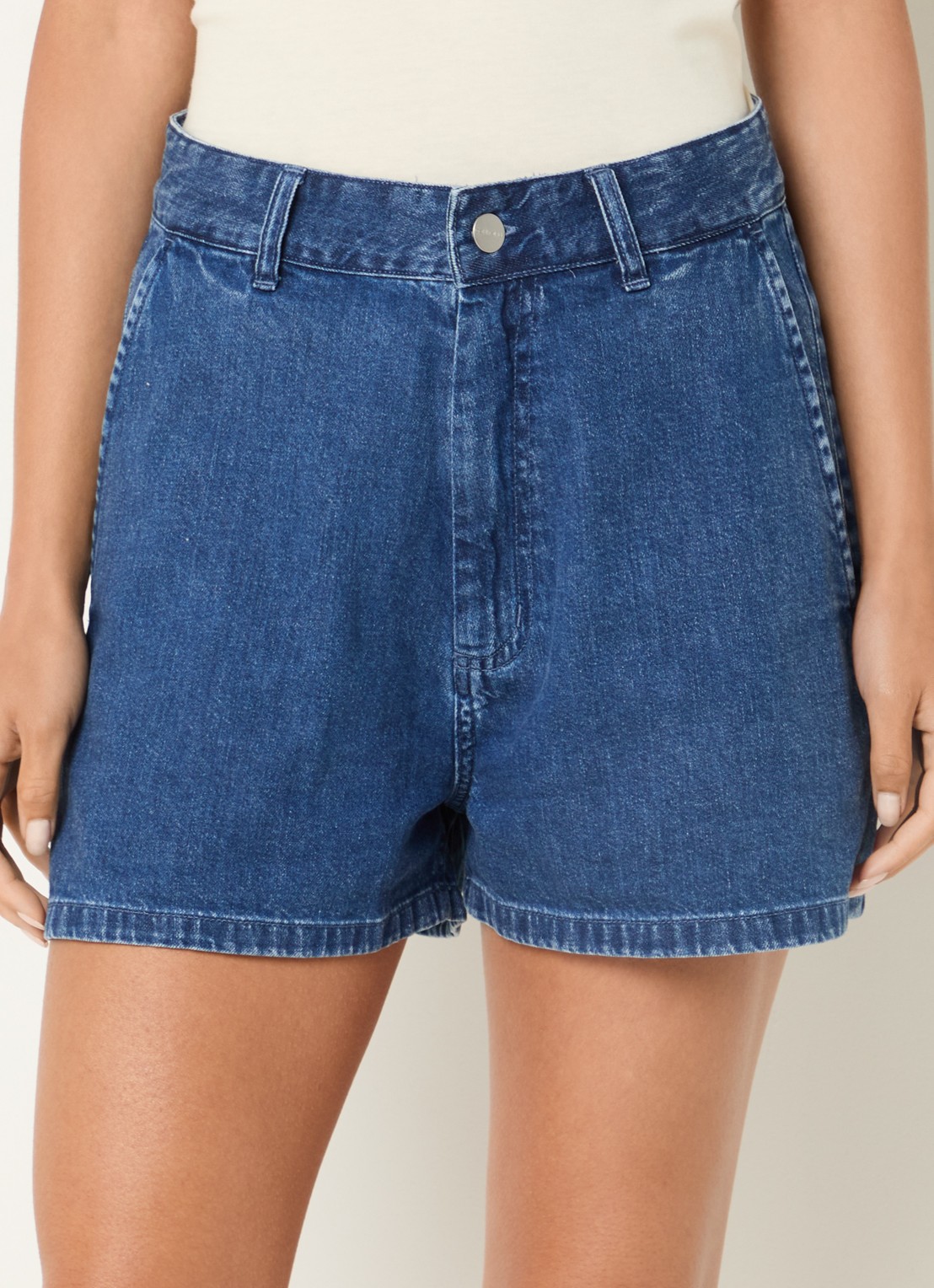 Carhartt WIP Lova Low waist wide fit korte broek van denim met medium wassing - detail 4 indigo