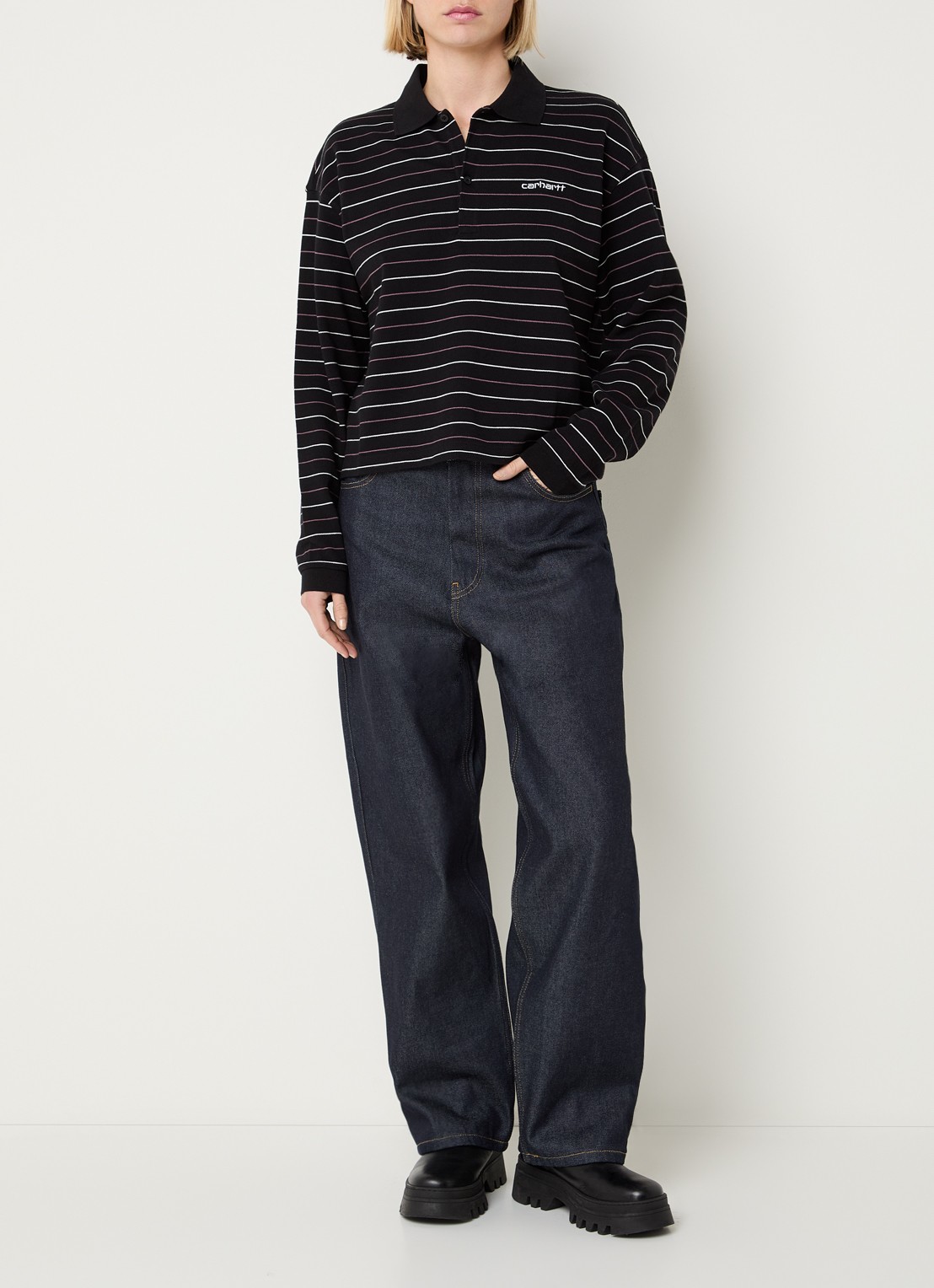 Carhartt WIP Mabel cropped polo van piqué katoen met streepprint - voorkant 3 zwart
