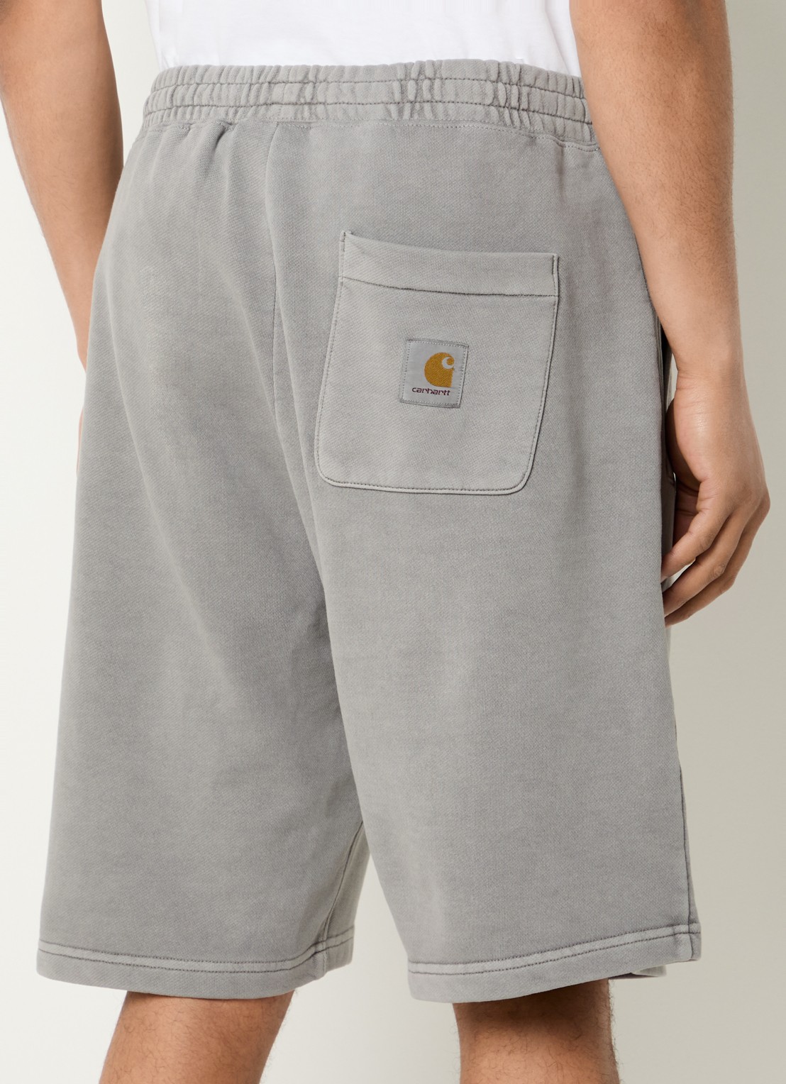 Carhartt WIP Nelson straight fit korte joggingbroek met paspelzakken - achterkant grijs