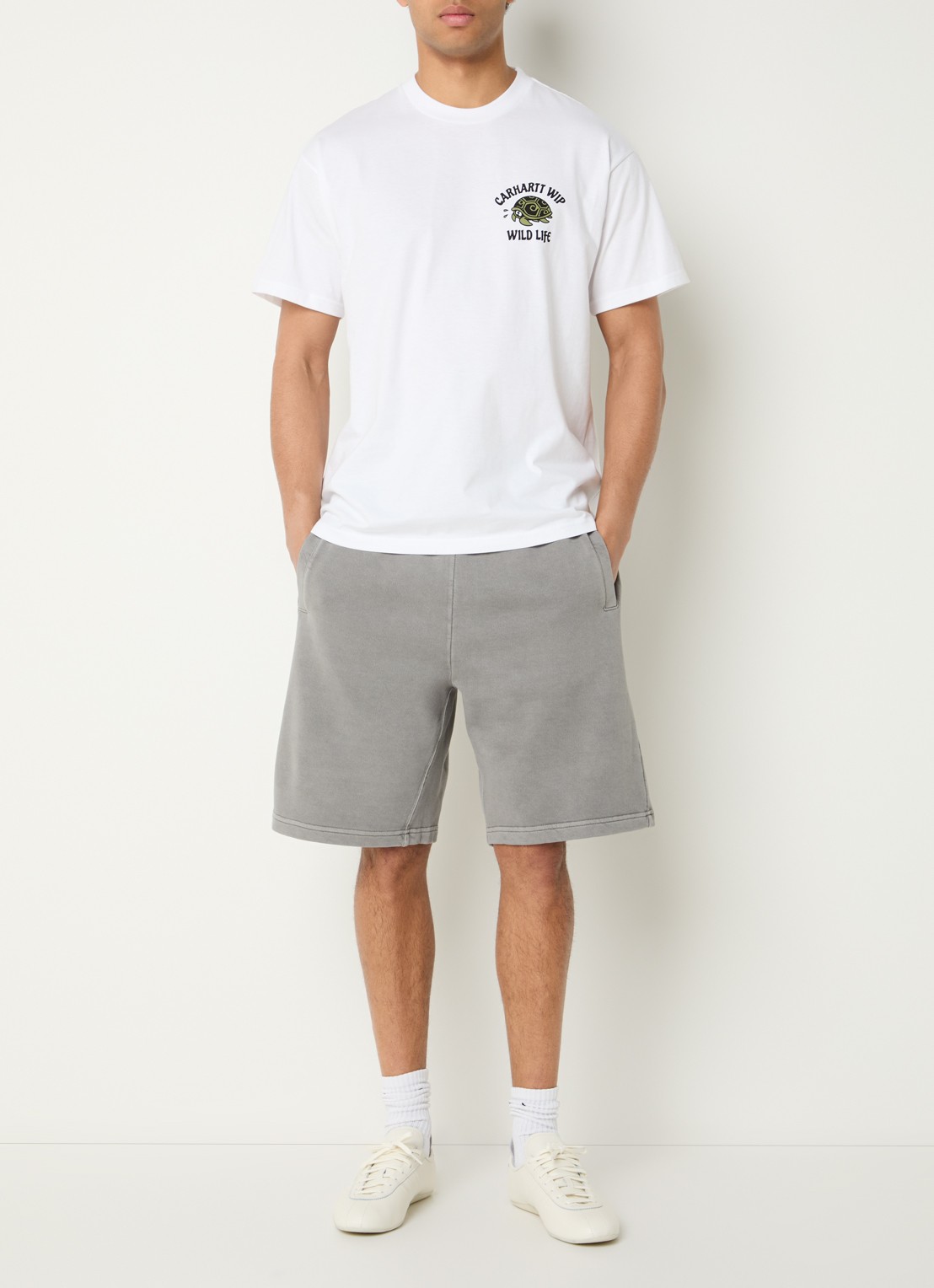 Carhartt WIP Nelson straight fit korte joggingbroek met paspelzakken - voorkant 4 grijs