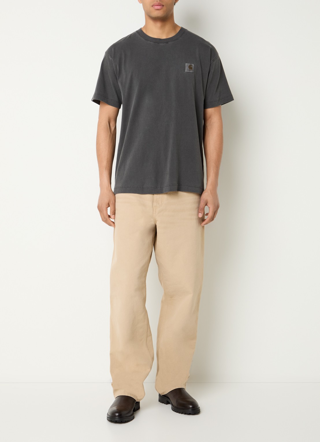 Carhartt WIP Nelson T-shirt met logo - voorkant 3 zwart