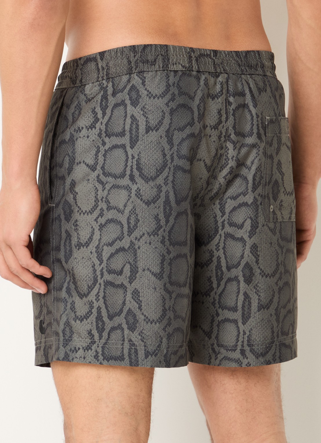 Carhartt WIP Slater zwemshorts met slangenprint - achterkant bronsgroen