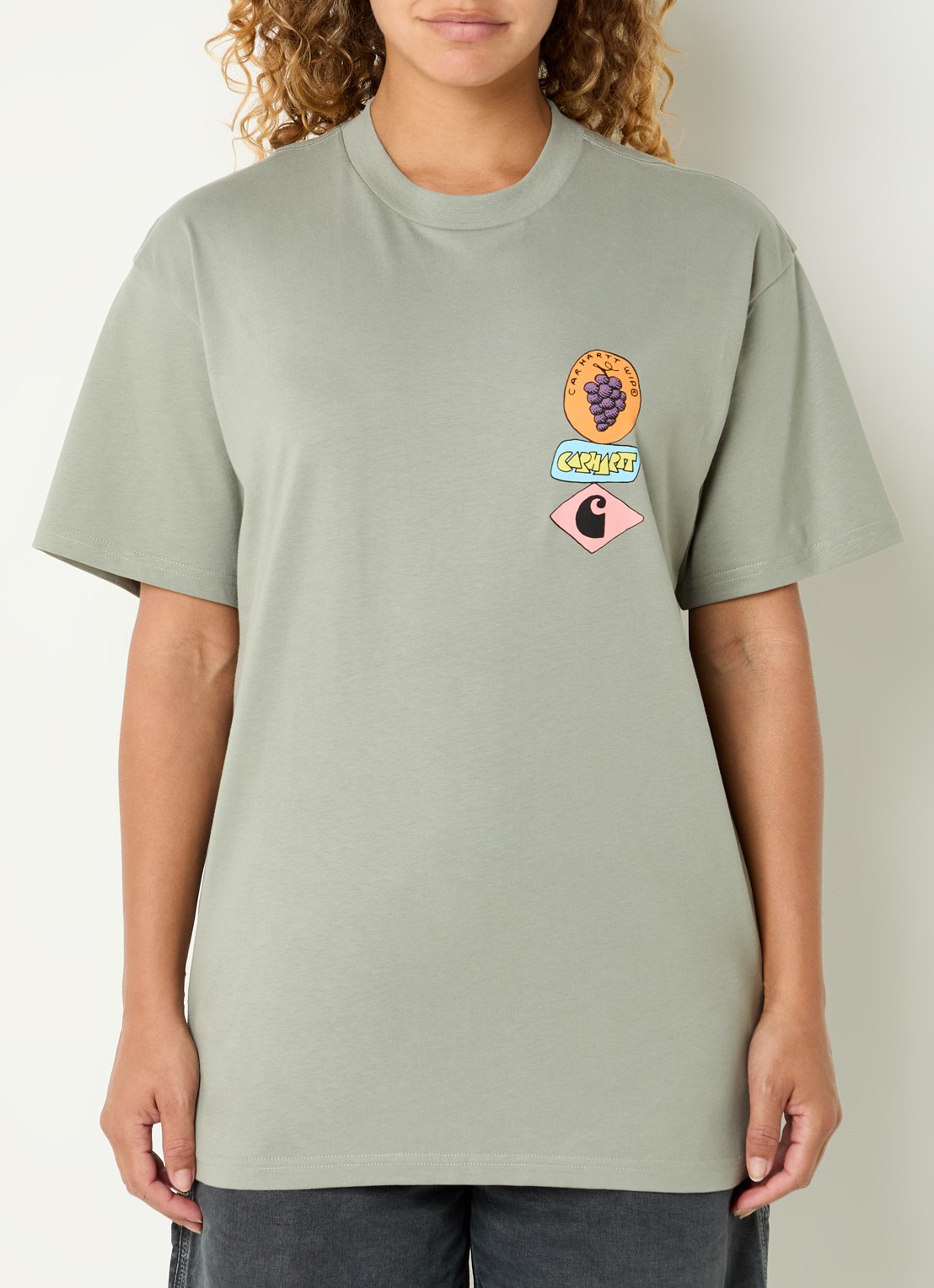 Carhartt WIP Stacked Grapes T-shirt met logo- en backprint  - achterkant 4 olijfgroen
