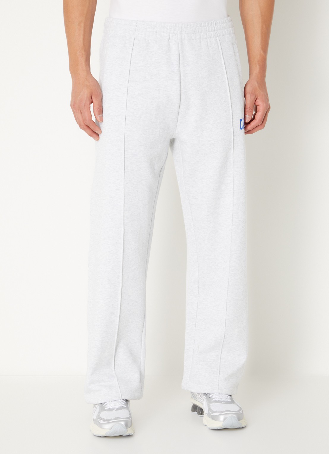 Carhartt WIP Straight fit joggingbroek met steekzakken en logo - detail 4 beige