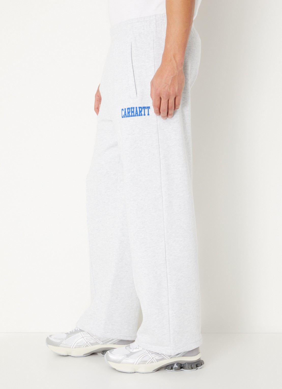 Carhartt WIP Straight fit joggingbroek met steekzakken en logo - detail 5 beige