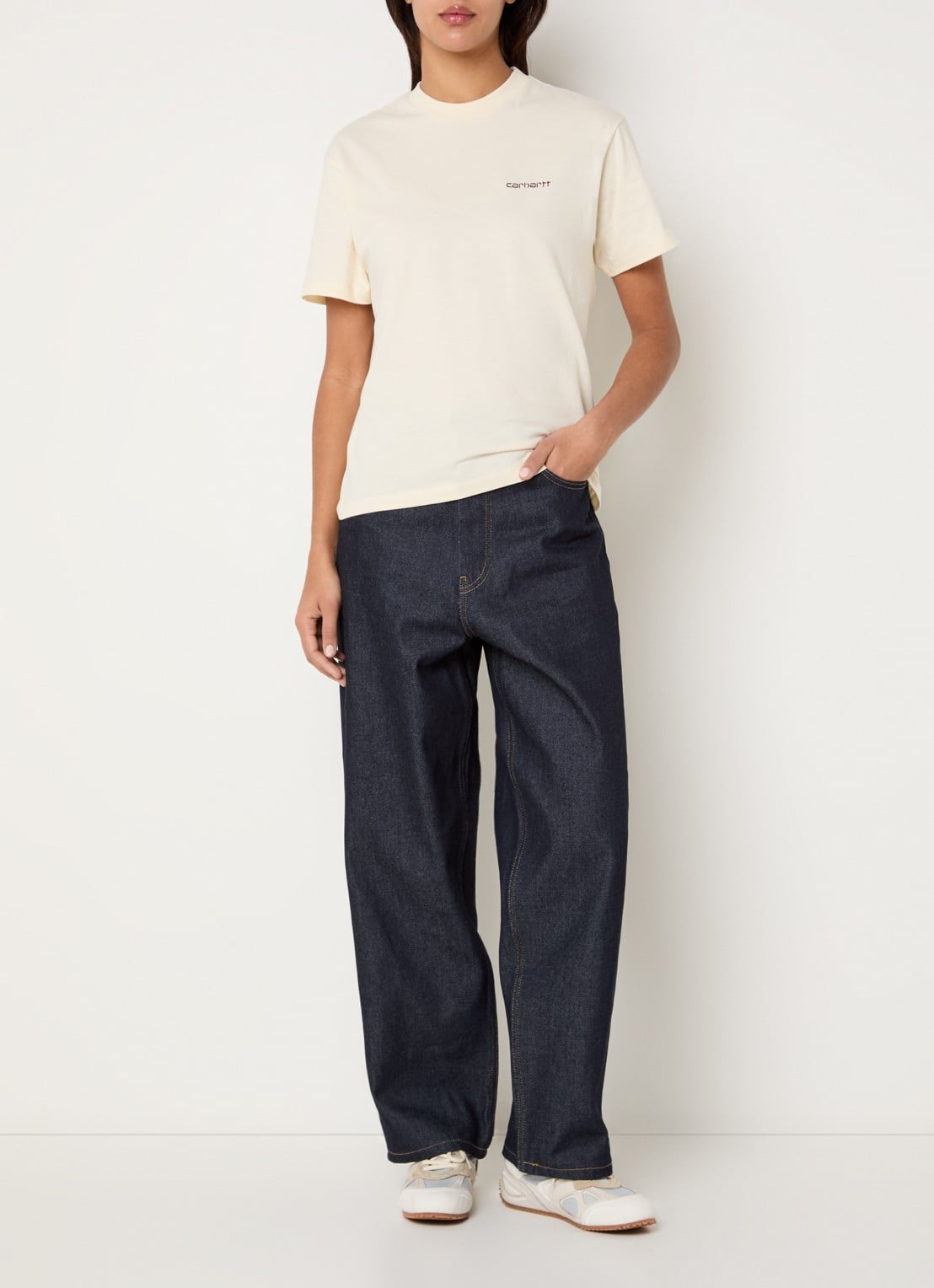 Carhartt WIP T-shirt met logo - voorkant 3 lichtgeel