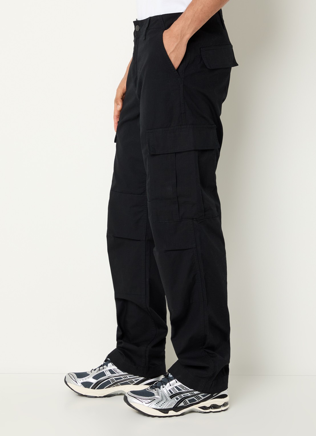 Carhartt WIP Tapered fit cargobroek met opgestikte zakken - detail 3 zwart