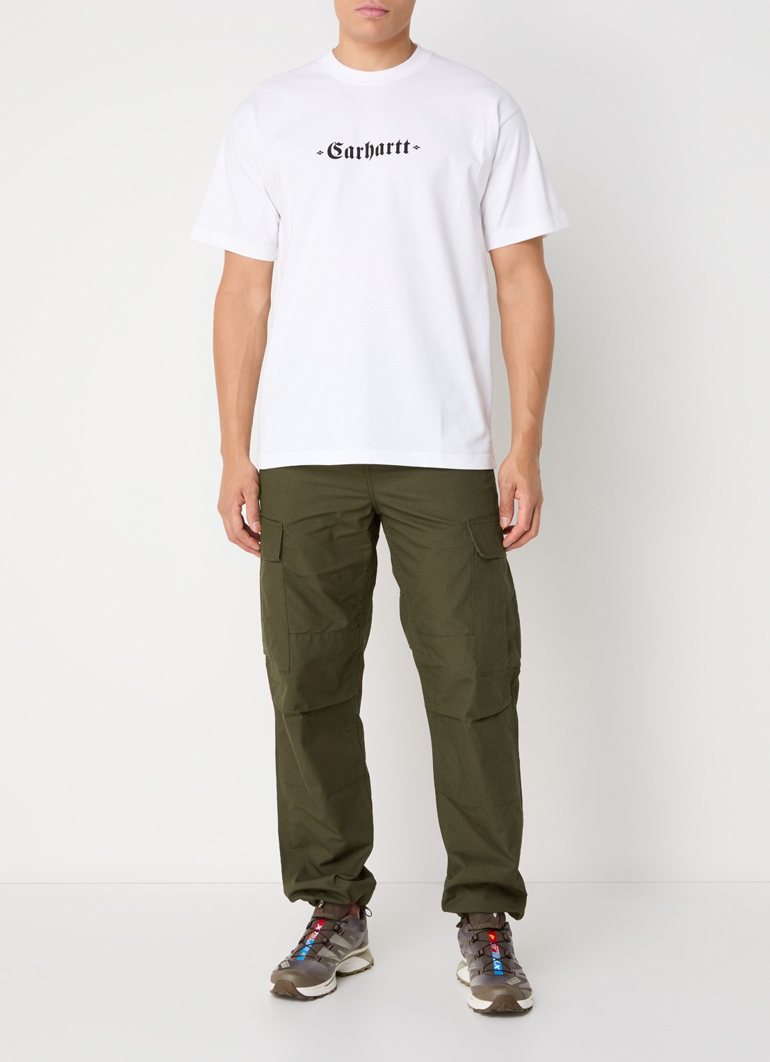 Carhartt WIP Tapered fit cargobroek met opgestikte zakken - voorkant 2 bruin