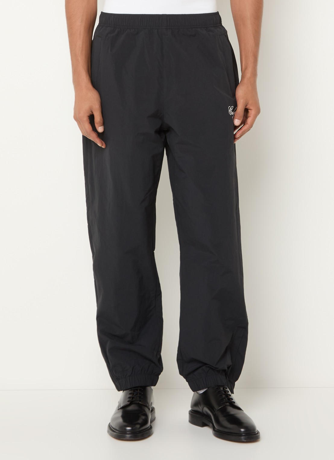 Carhartt WIP Tapered fit trackpants met logo en steekzakken - detail 3 zwart