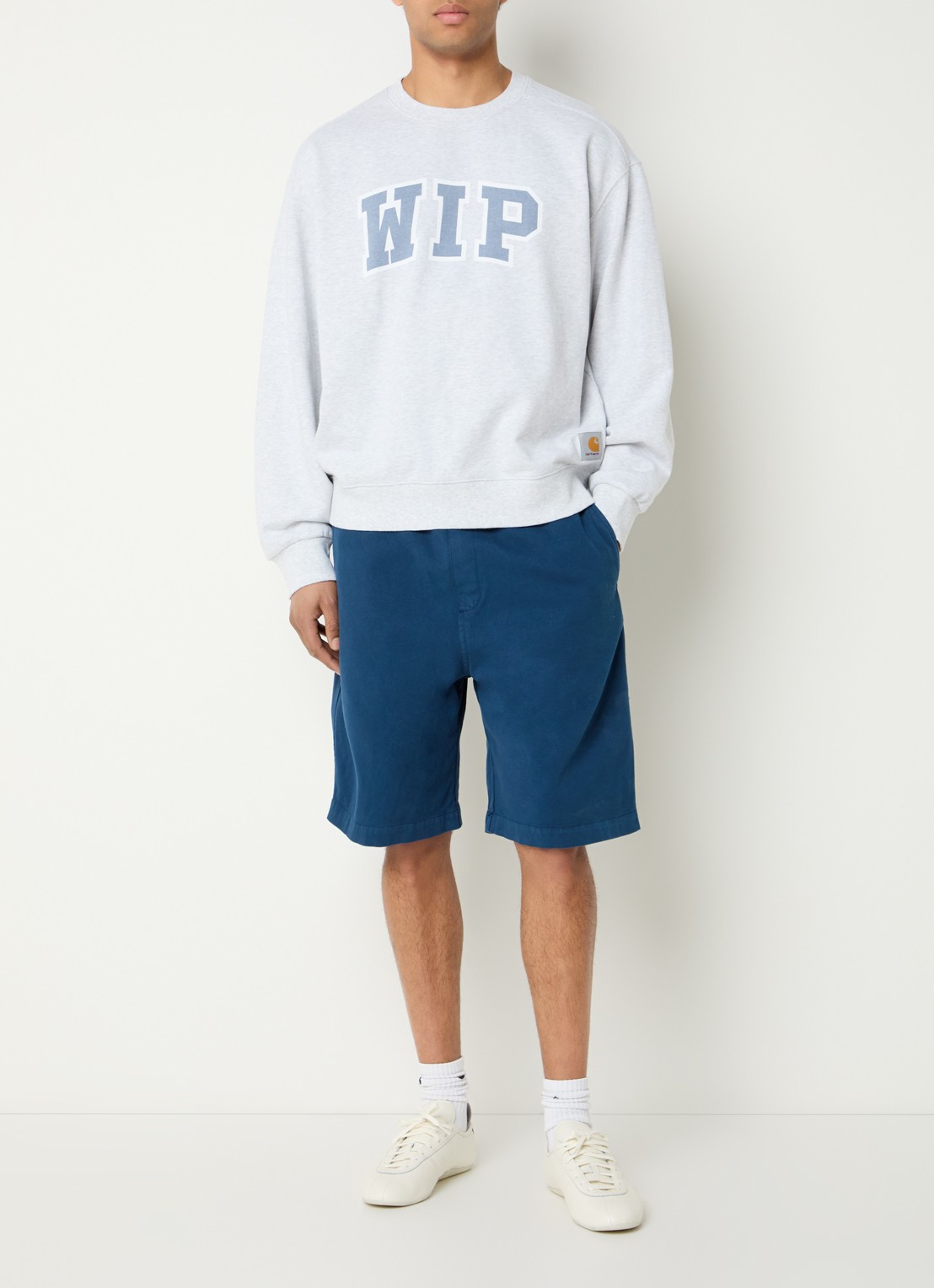 Carhartt WIP Wipp III sweater met logo flockprint - voorkant 2 lichtgrijs