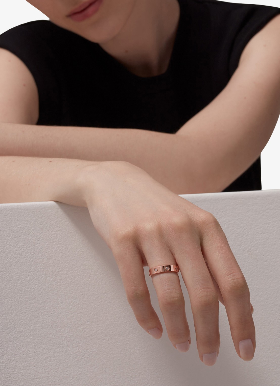 Cartier LOVE trouwring, klein model van 18 karaat roségoud met 0.19 ct diamant CRB4050800 - achterkant roségoud