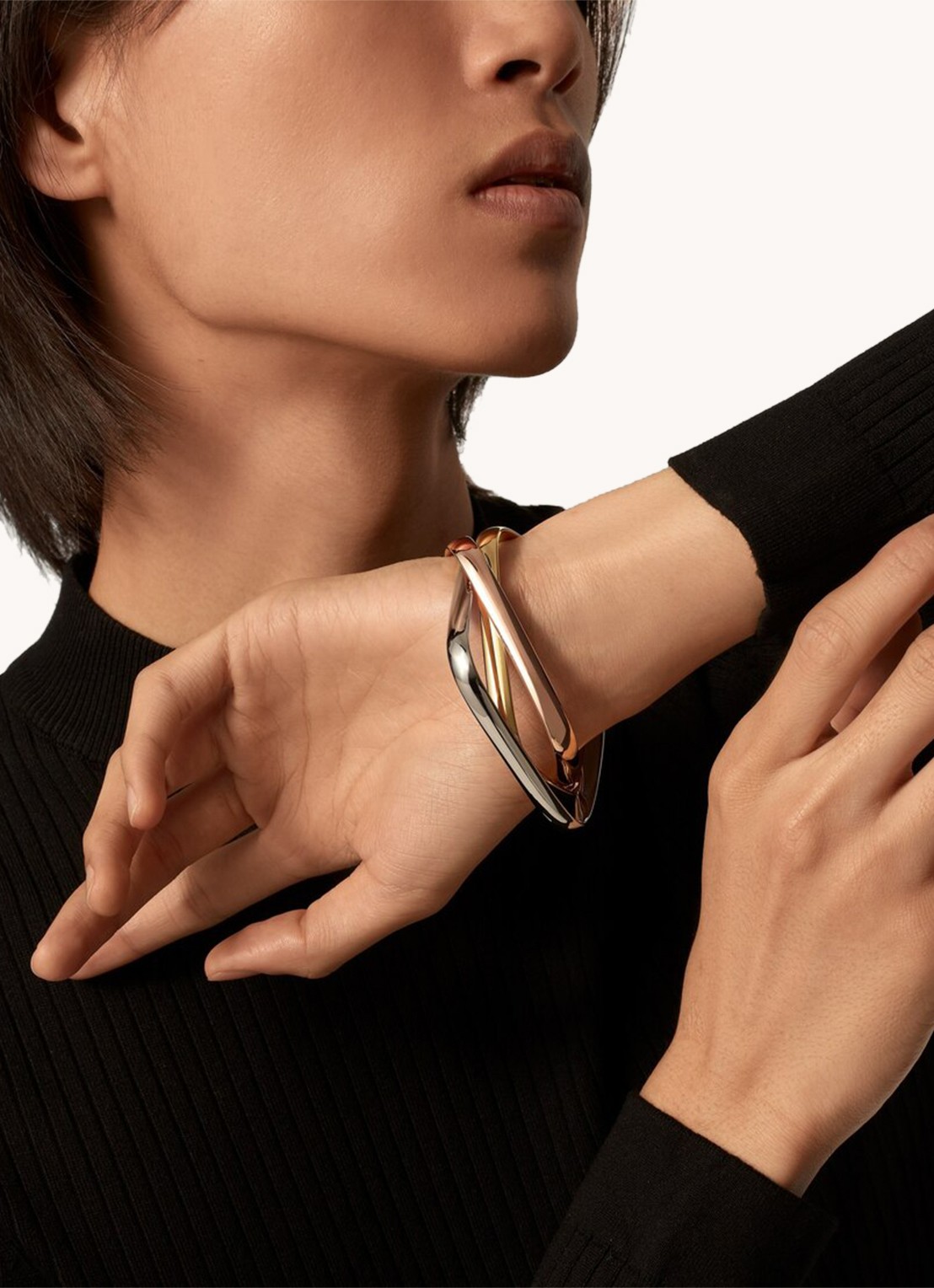 Cartier Trinity de Cartier bangle van 18 karaat rosé,- geel,- en witgoud CRB6078018 - voorkant 2 goud