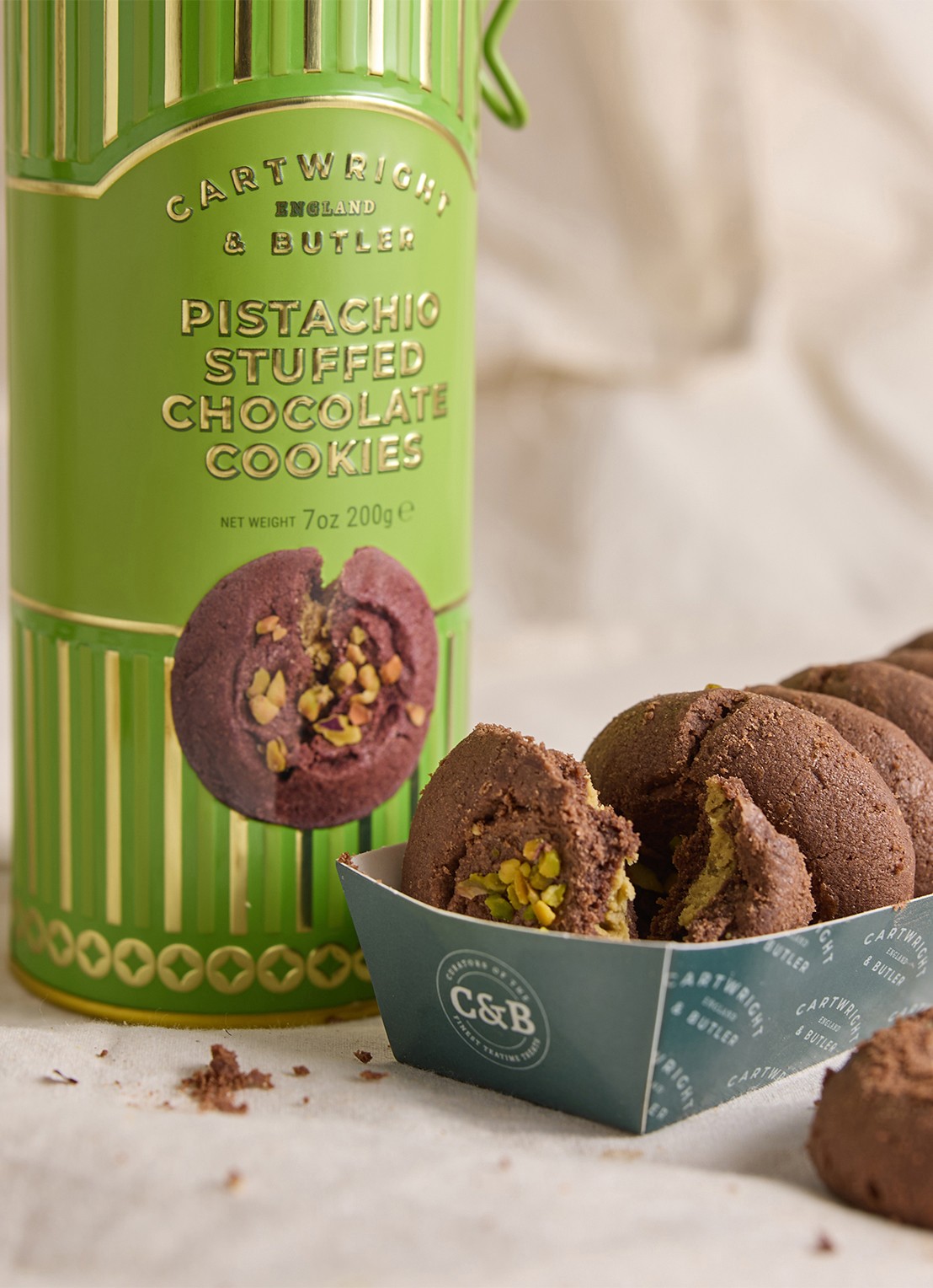 Cartwright & Butler Chocoladekoekjes gevuld met pistache in blik 200 gram - voorkant 2 beige