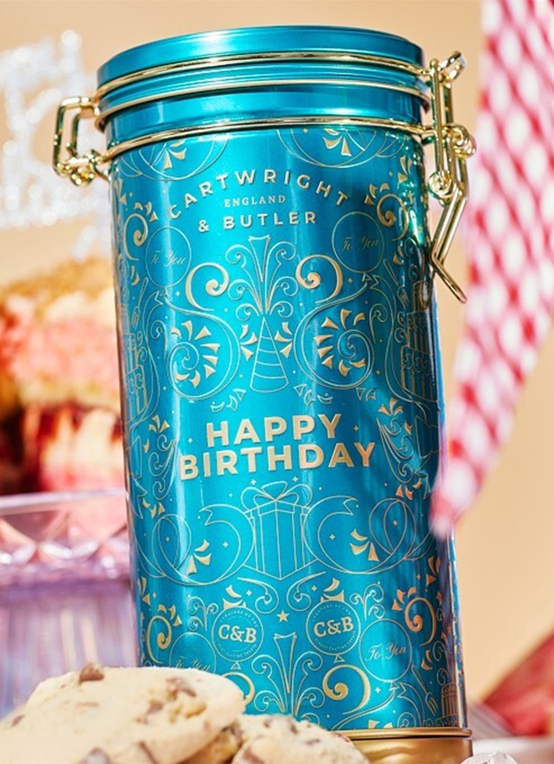 Cartwright & Butler Happy Birthday koekjes met stukjes melkchocolade in muziekblik 200 gram - voorkant 2 beige