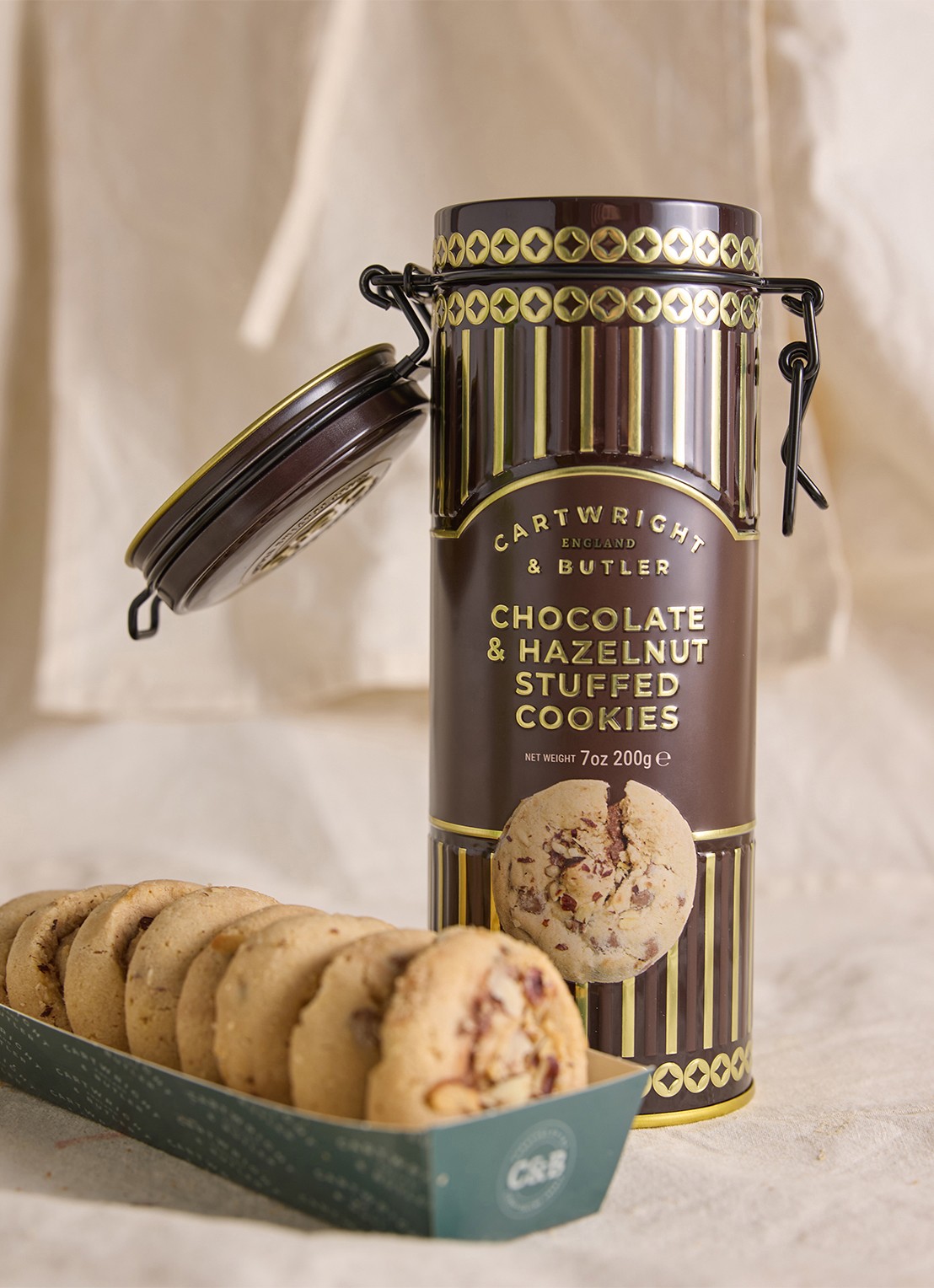 Cartwright & Butler Koekjes met chocolade en hazelnoot in blik 200 gram - voorkant 2 beige