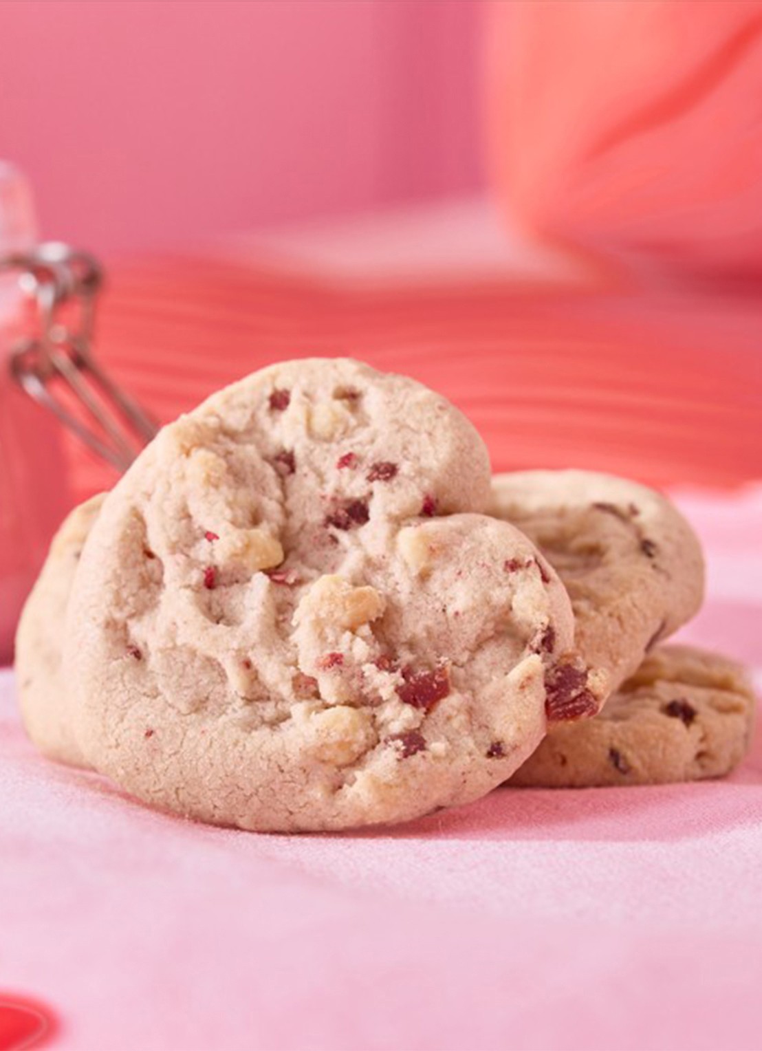 Cartwright & Butler Koekjes met framboos en witte chocolade in blik 200 gram - achterkant 4 beige