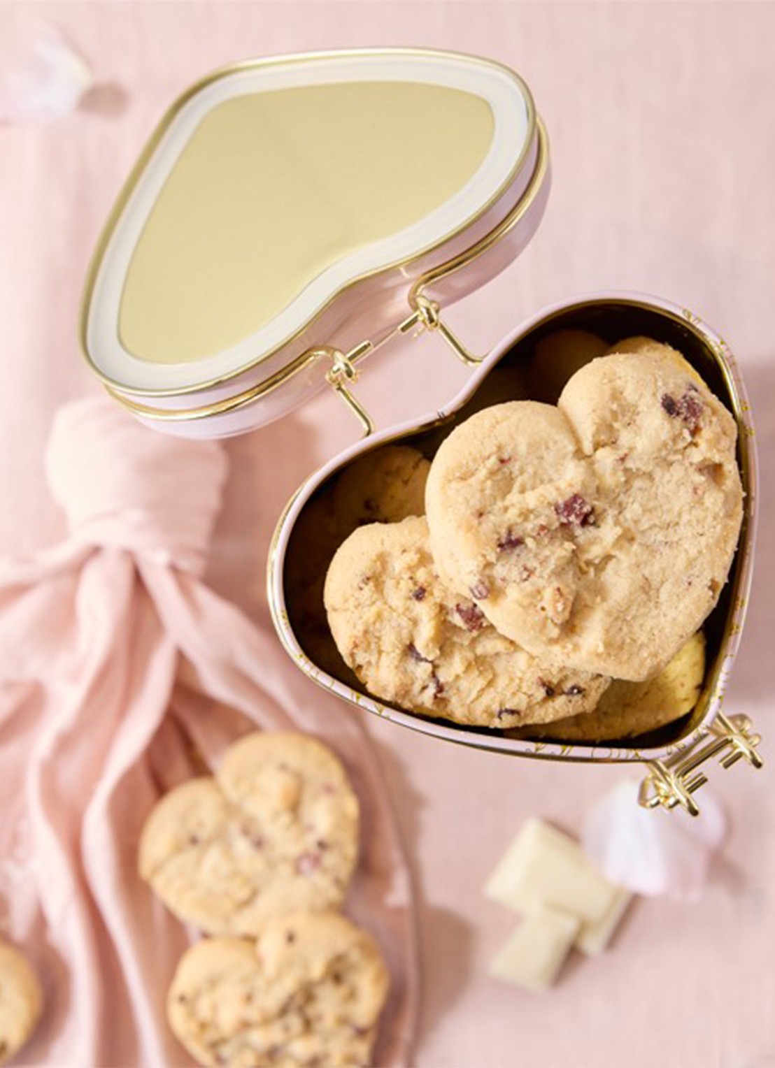 Cartwright & Butler Koekjes met framboos en witte chocolade in blik 200 gram - voorkant 3 beige