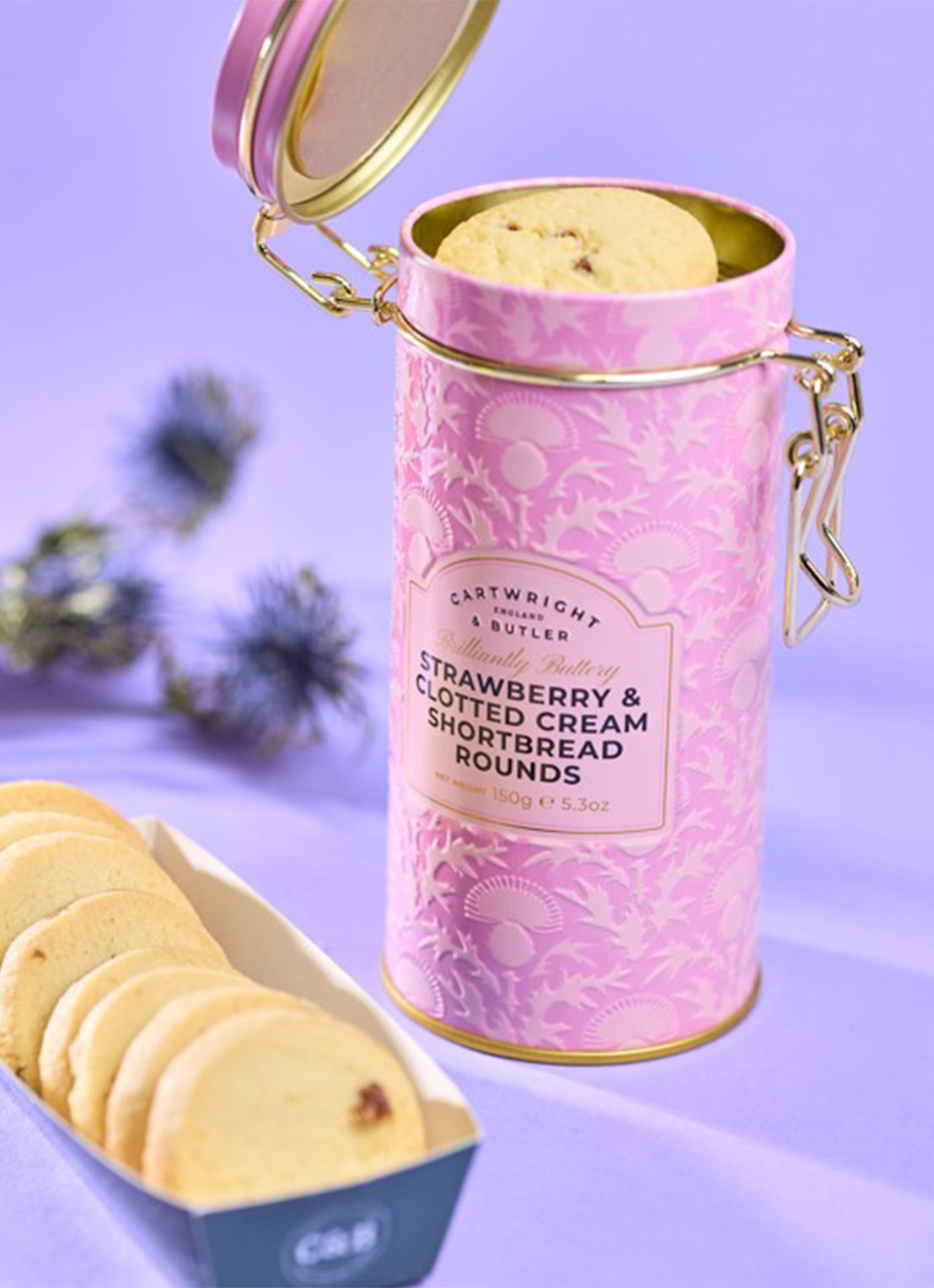 Cartwright & Butler Shortbread koekjes met aardbei en geklopte room in blik 150 gram - voorkant 2 beige