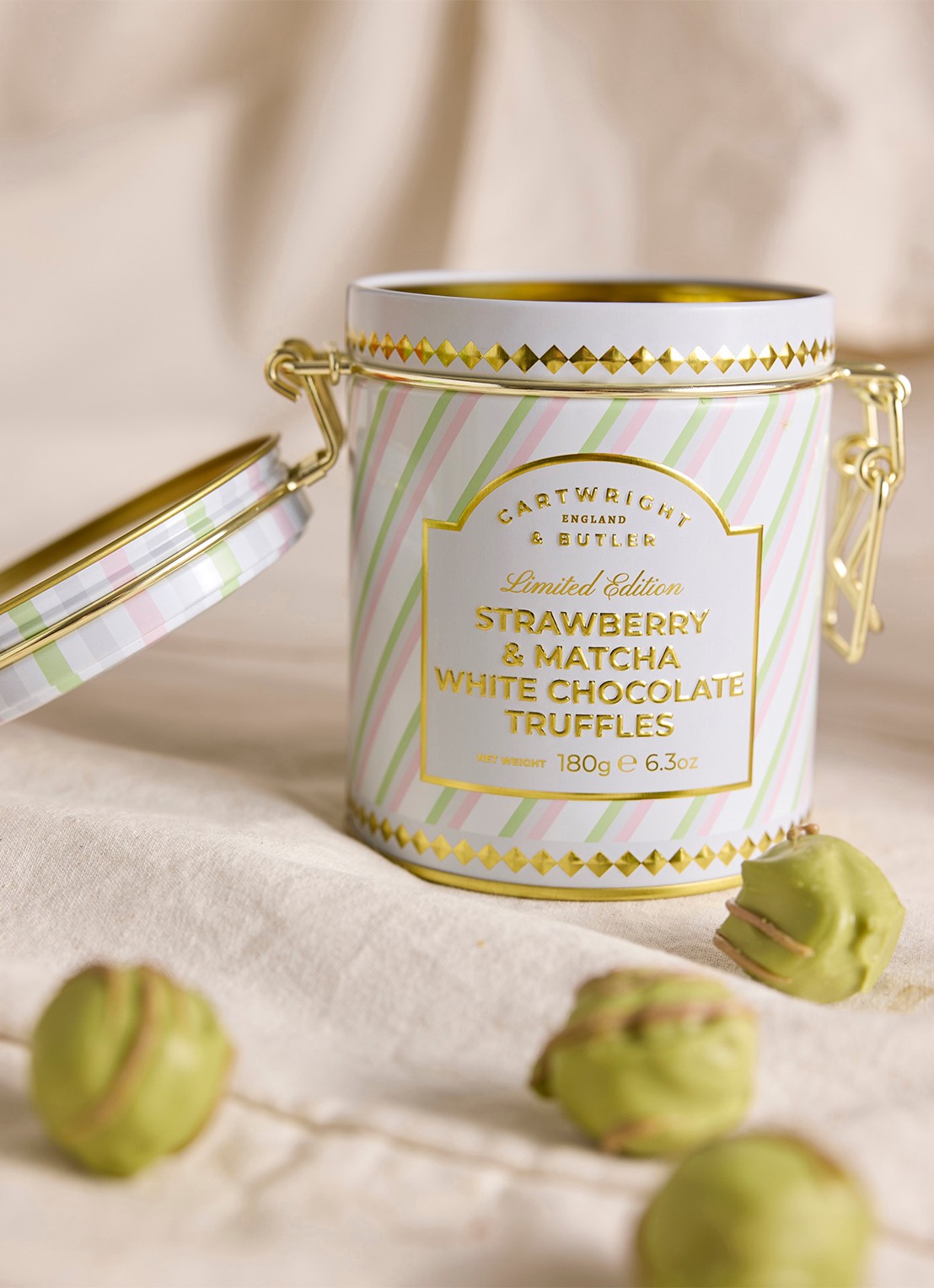Cartwright & Butler Truffels van witte chocolade met aardbei en matcha in blik 180 gram - voorkant 2 beige