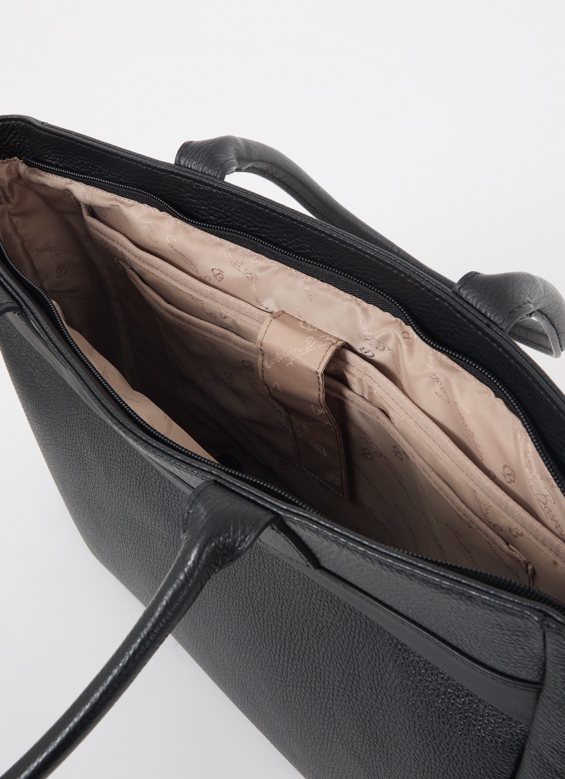Castelijn & Beerens Anna schoudertas van leer met 15,6 inch laptopvak - detail zwart