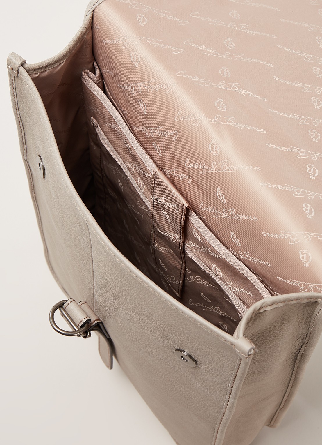 Castelijn & Beerens Carisma rugzak van leer met 15,6 inch laptopvak - unisex - detail 2 zand