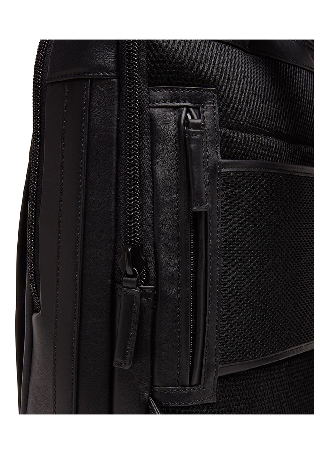 Castelijn & Beerens Victor rugzak van leer met 15,6 inch laptopvak - detail zwart