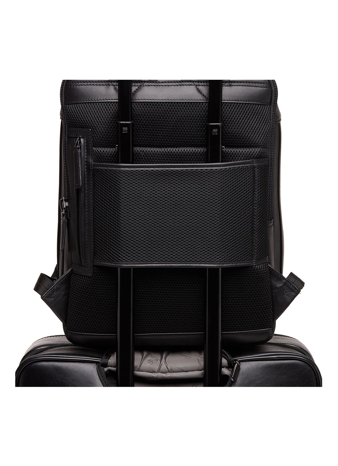 Castelijn & Beerens Victor rugzak van leer met 15,6 inch laptopvak - detail 4 zwart