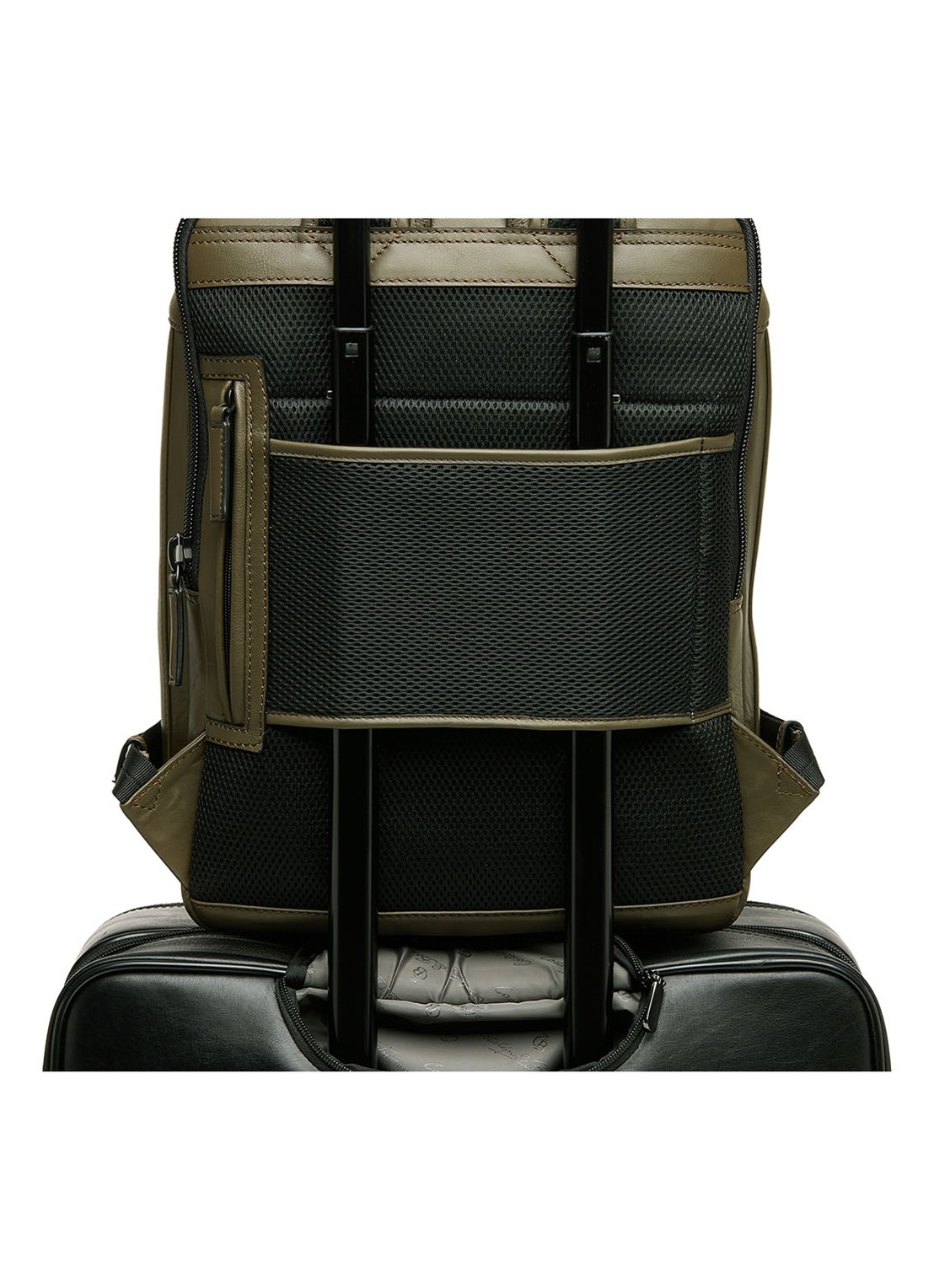 Castelijn & Beerens Victor rugzak van leer met 15,6 inch laptopvak - detail 6 legergroen