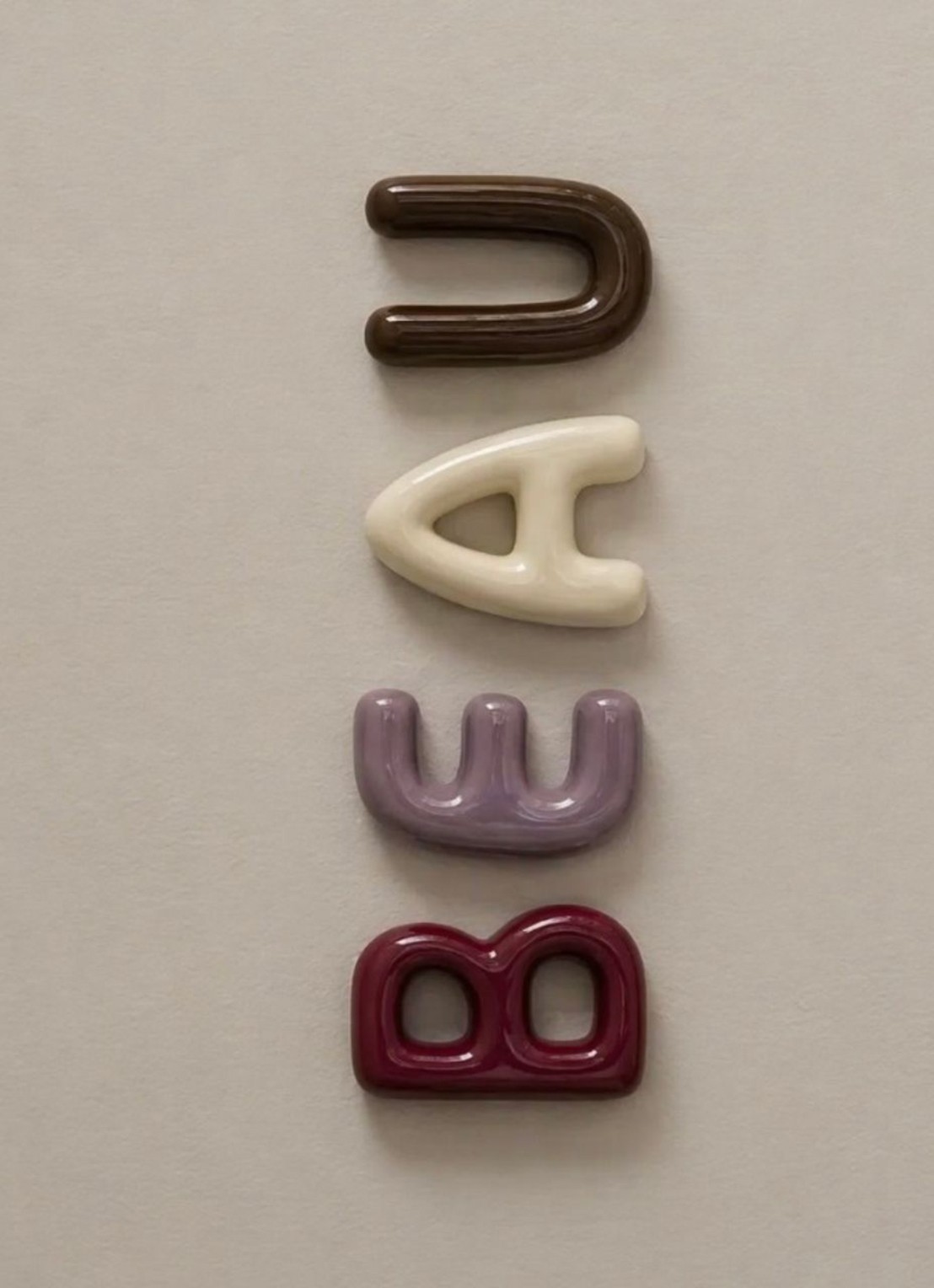 Ceramics by Romy Letter A hanger 10 cm - achterkant 3 gebroken wit