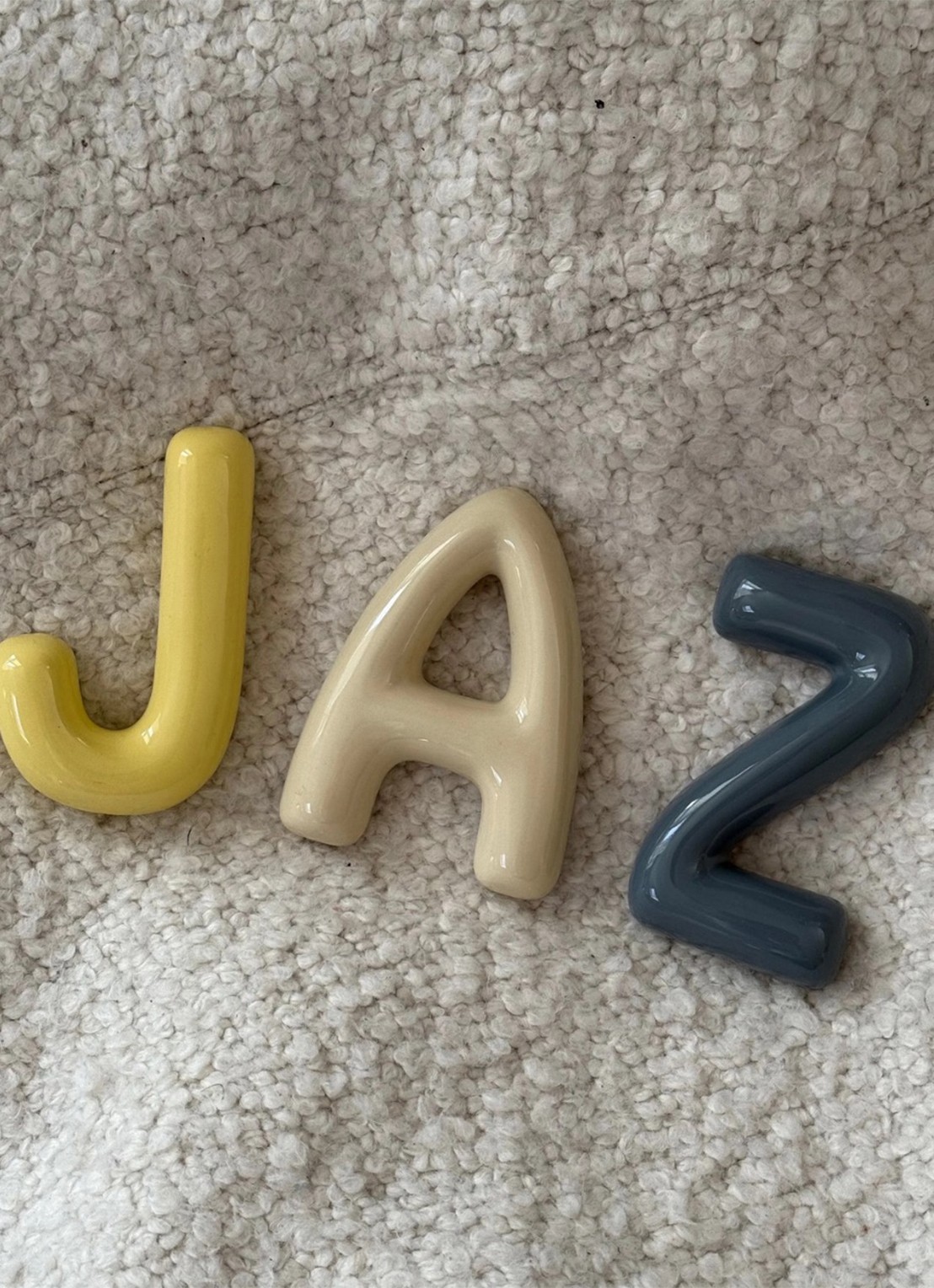 Ceramics by Romy Letter J hanger 10 cm - achterkant 3 geel
