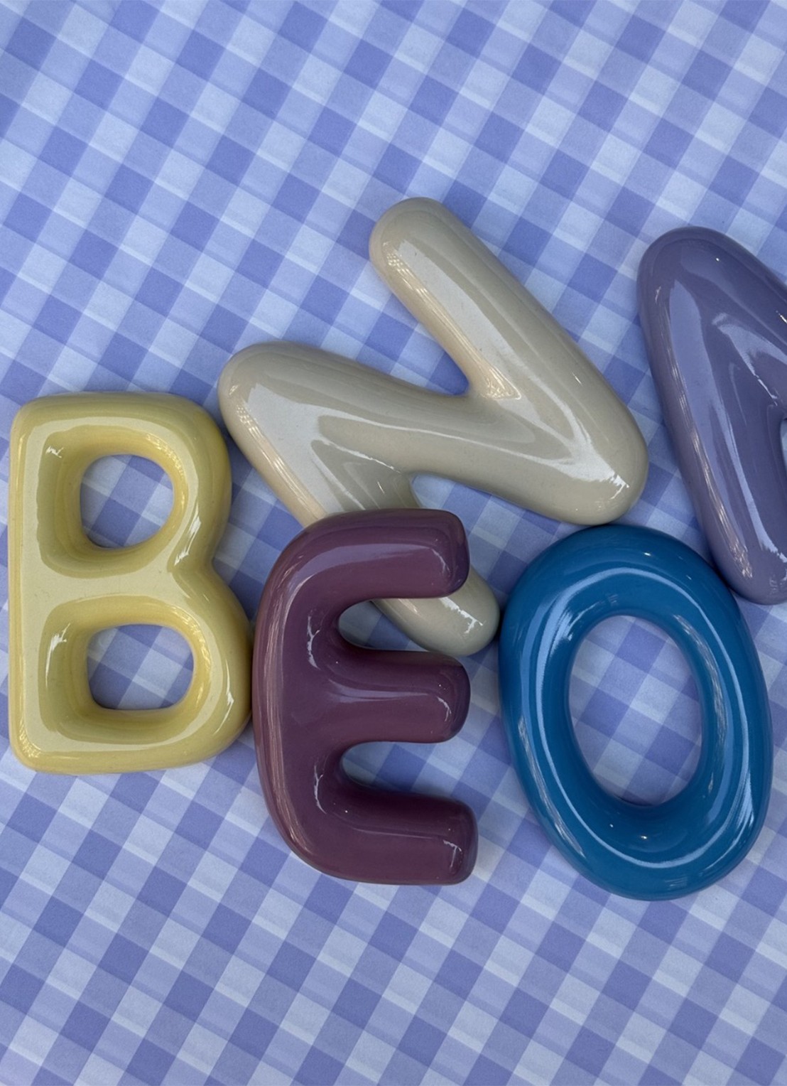 Ceramics by Romy Letter N hanger 10 cm - achterkant gebroken wit