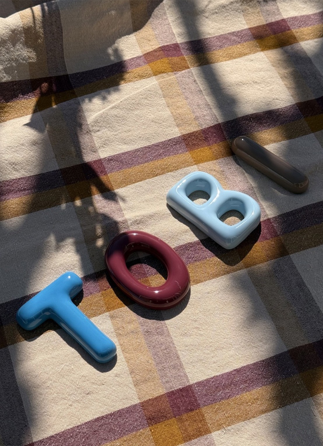 Ceramics by Romy Letter O hanger 10 cm - achterkant bordeauxrood