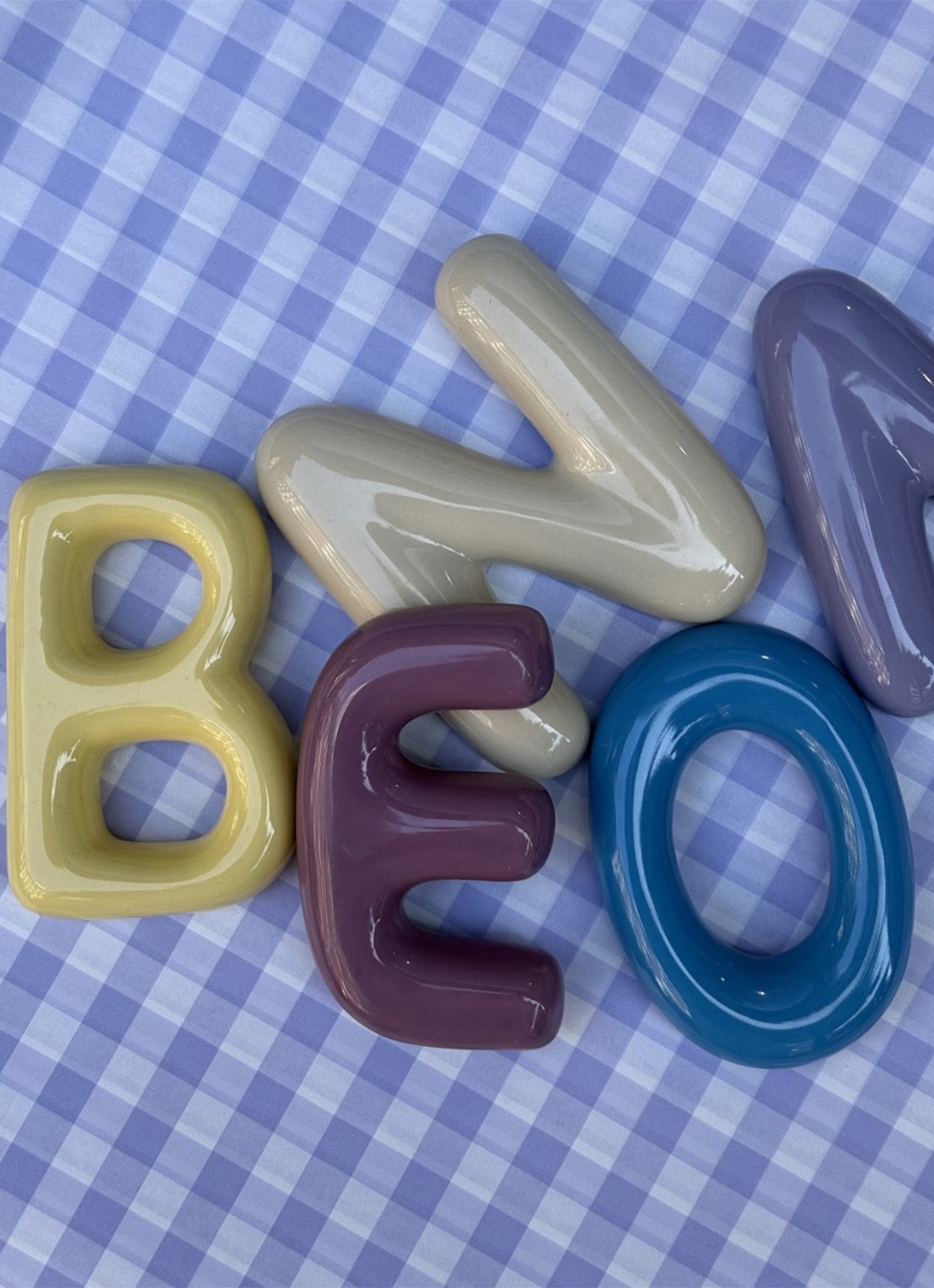 Ceramics by Romy Letter O hanger 10 cm - achterkant blauw