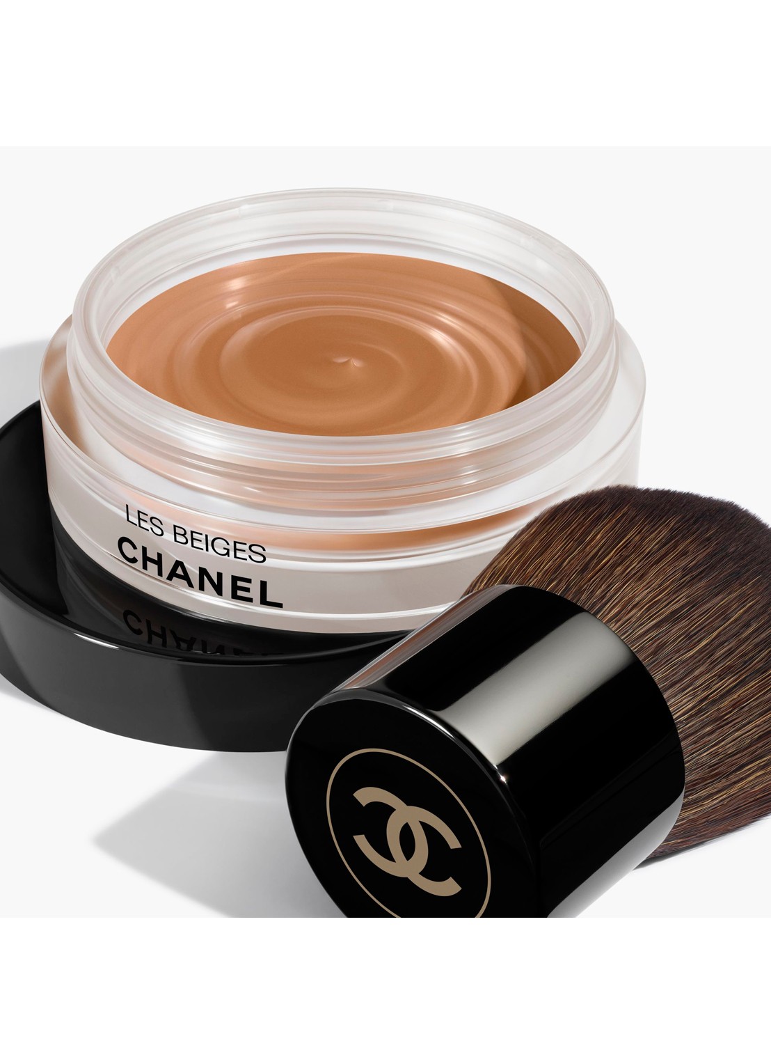 CHANEL CRÈMEGEL MET ZONOVERGOTEN FINISH. NATUURLIJK STRALENDE TEINT MET ZONGEBRUIND EFFECT. - detail 390 soleil tan bronze