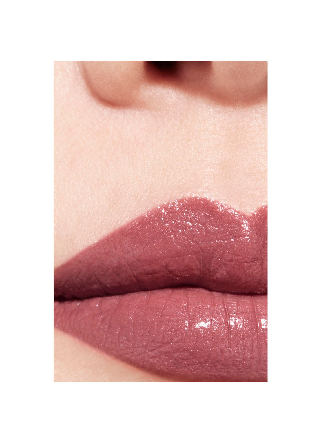 CHANEL DE SATIJNACHTIGE LANGHOUDENDE HYDRATERENDE EN GLADSTRIJKENDE VERZORGENDE LIPPENSTIFT  - detail 5 crush