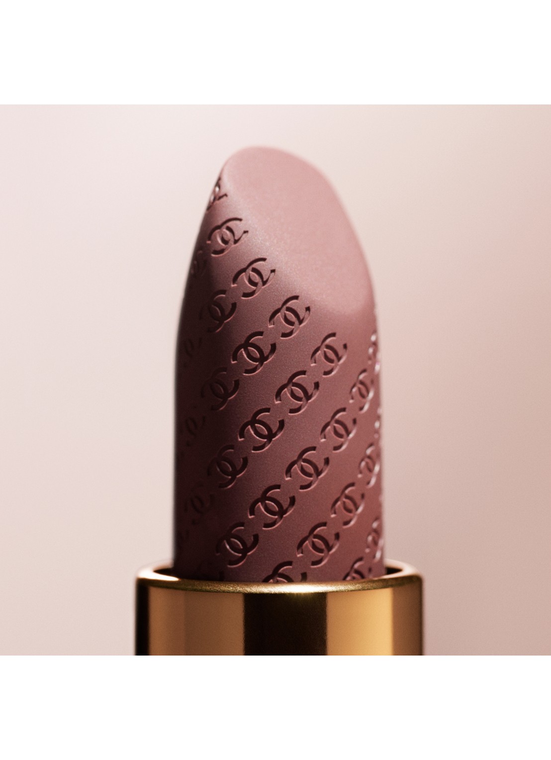 CHANEL DE SATIJNACHTIGE LANGHOUDENDE HYDRATERENDE EN GLADSTRIJKENDE VERZORGENDE LIPPENSTIFT  - detail 6 crush