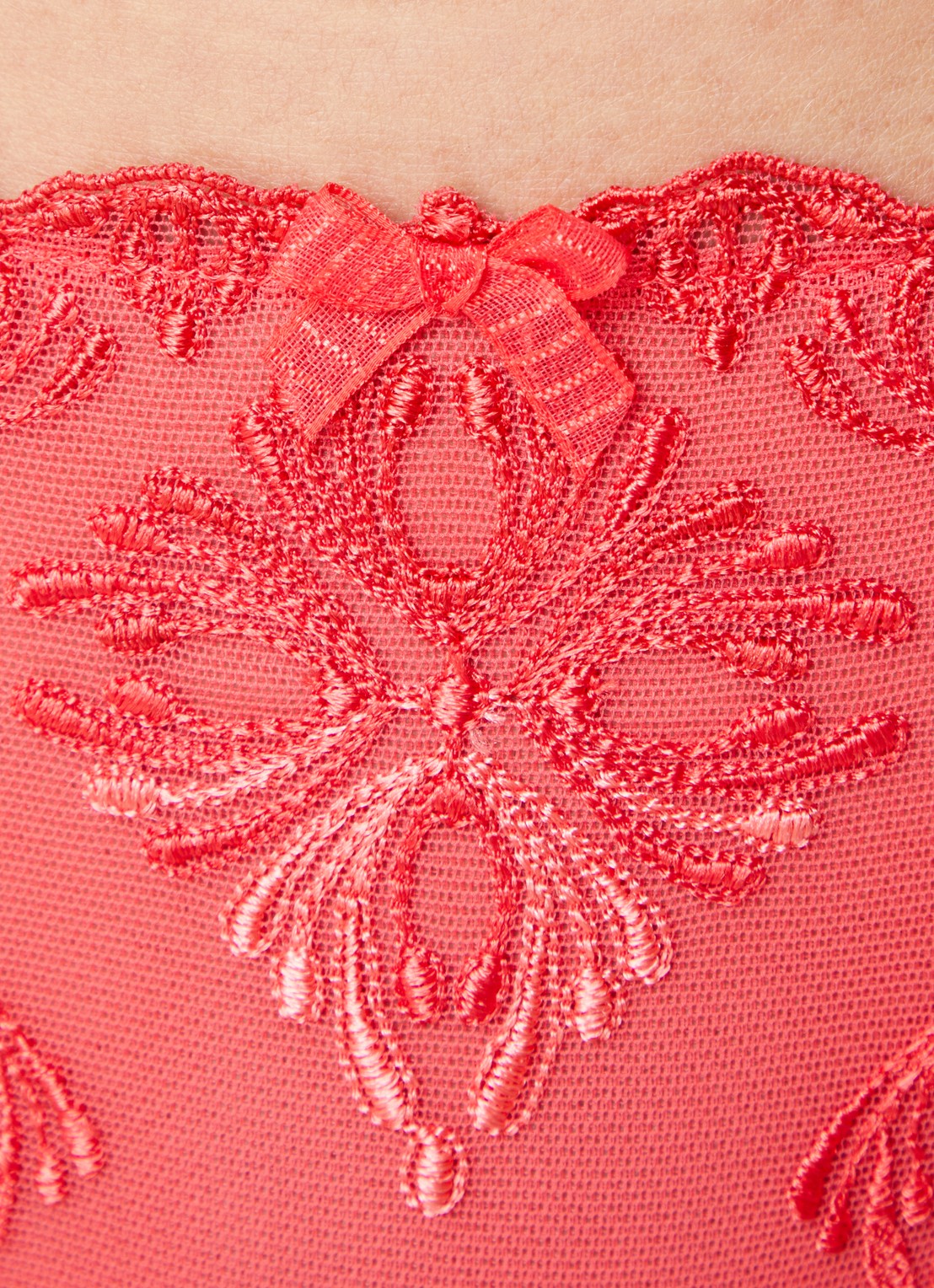 Chantelle Champs Elysees tanga van kant - detail 2 koraalrood