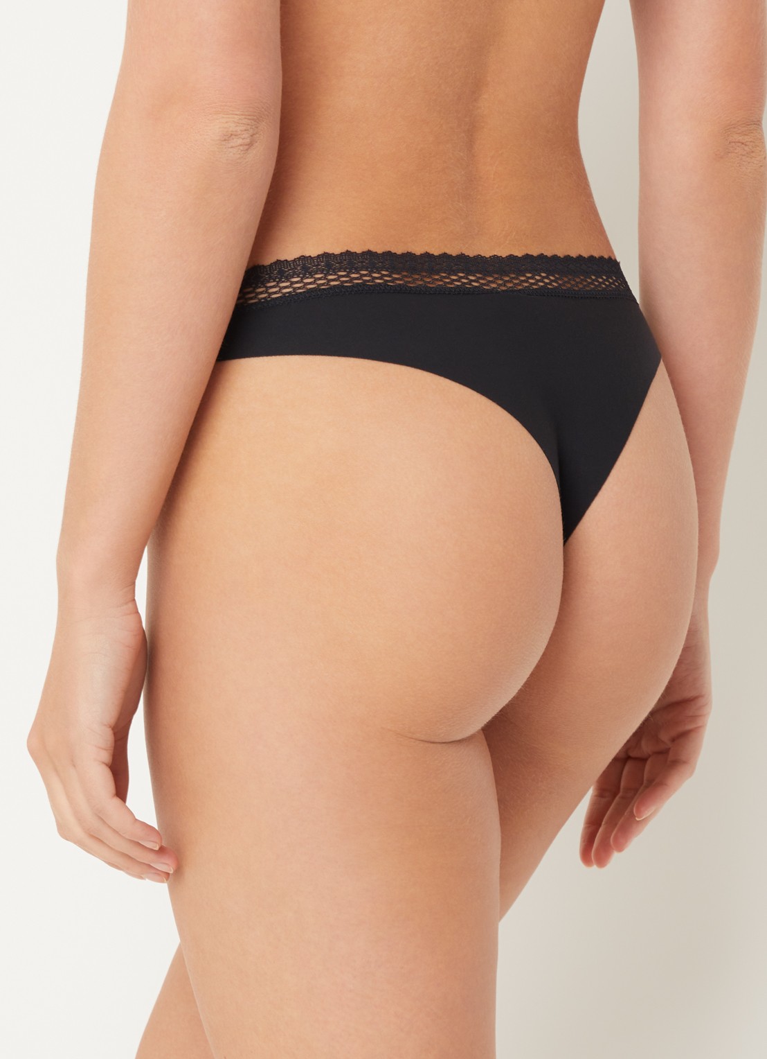 Chantelle Cozy Chic tanga met kant - achterkant zwart