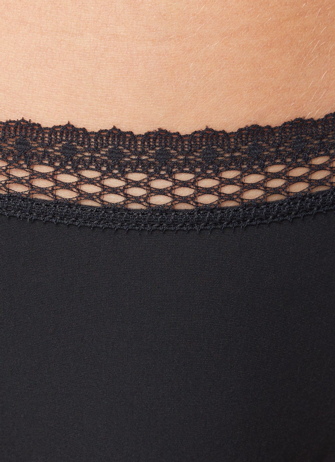 Chantelle Cozy Chic tanga met kant - detail 2 zwart