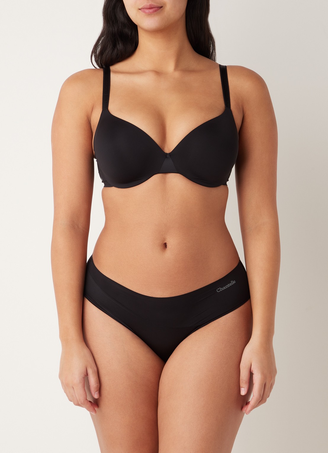 Chantelle Essentials voorgevormde T-shirt bh - voorkant zwart