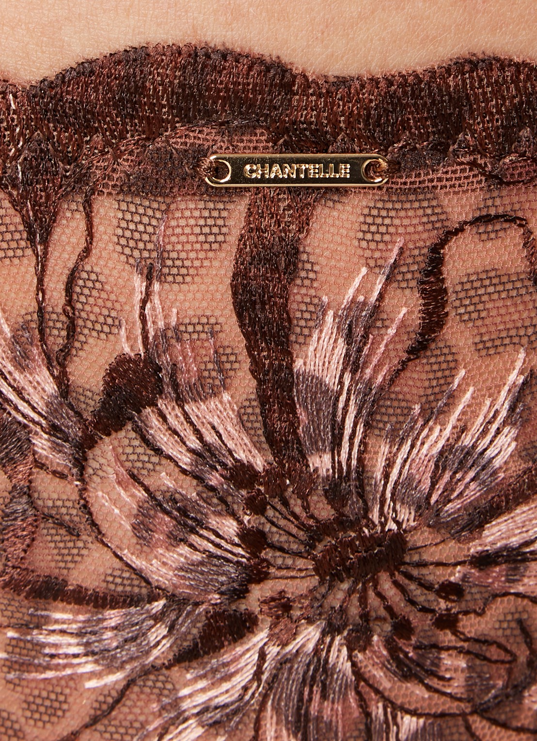 Chantelle Fleurs tanga van kant - detail 2 donkerbruin