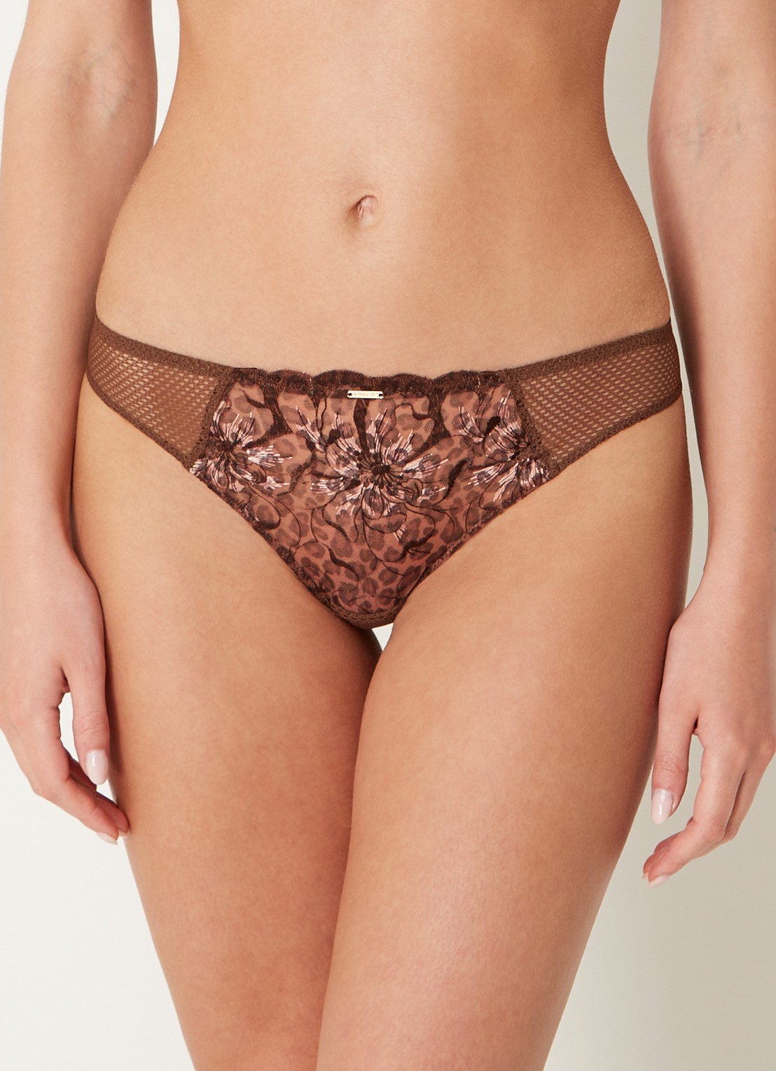 Chantelle Fleurs tanga van kant - detail 5 donkerbruin
