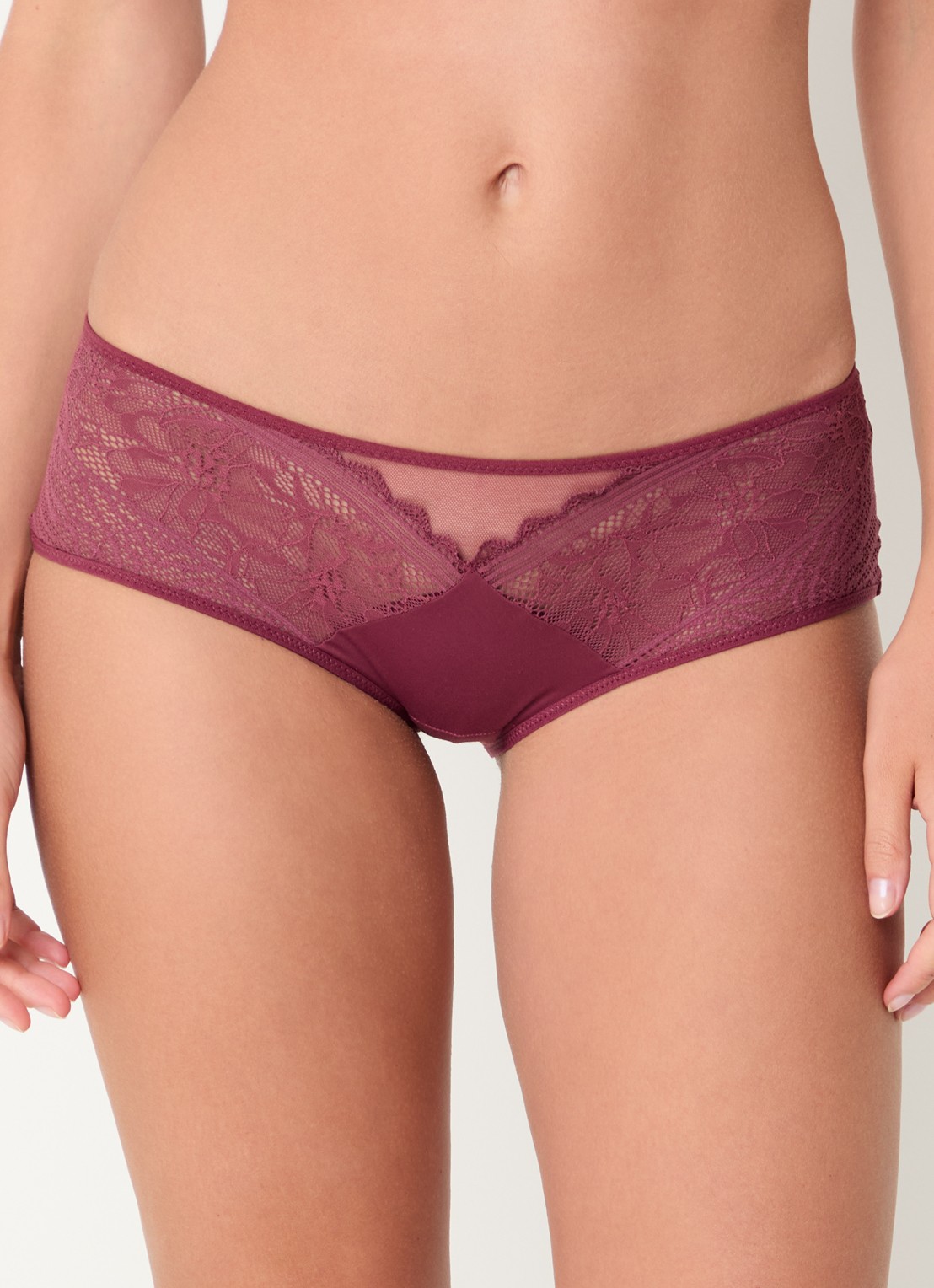 Chantelle Floral Touch shorty met kant - detail bordeauxrood
