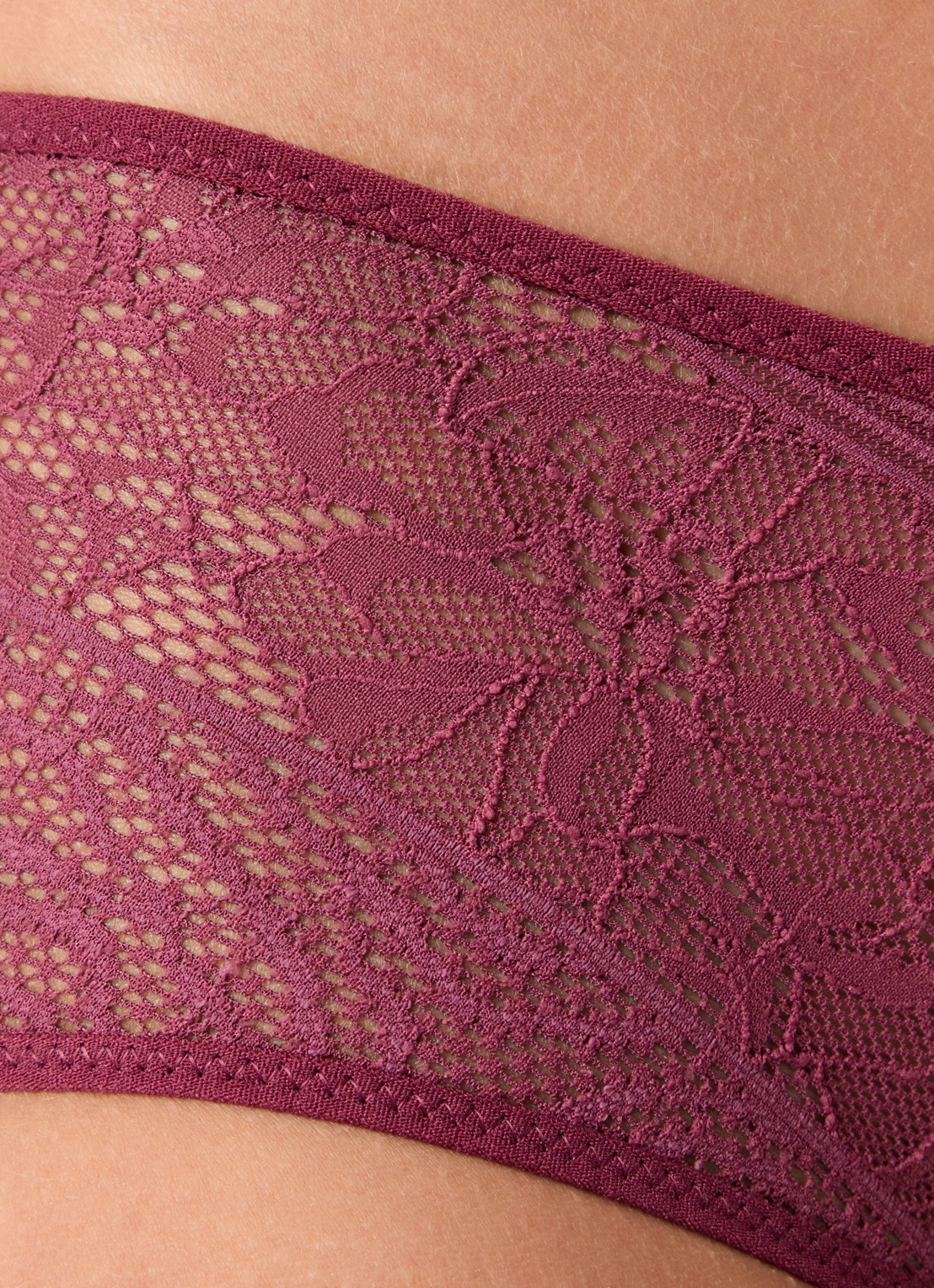 Chantelle Floral Touch shorty met kant - detail 2 bordeauxrood